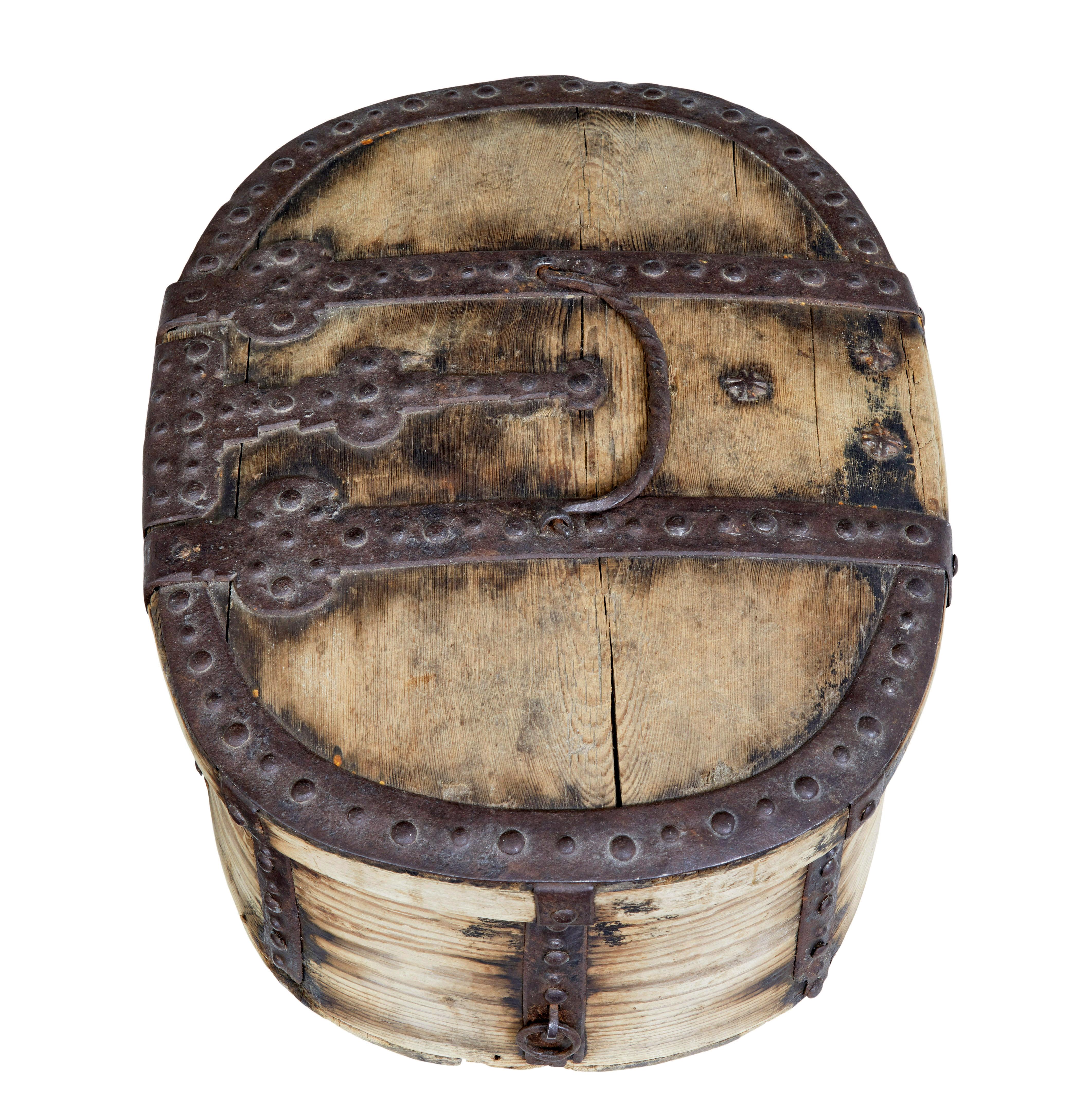 Caja barroca de metal de pino sueco de mediados del siglo XVIII, circa 1740.

Caja decorativa ovalada de época barroca de buena calidad.  Profusamente decorada y encuadernada con cinchas, bordes y bisagras de hierro.  Todo con los tacos