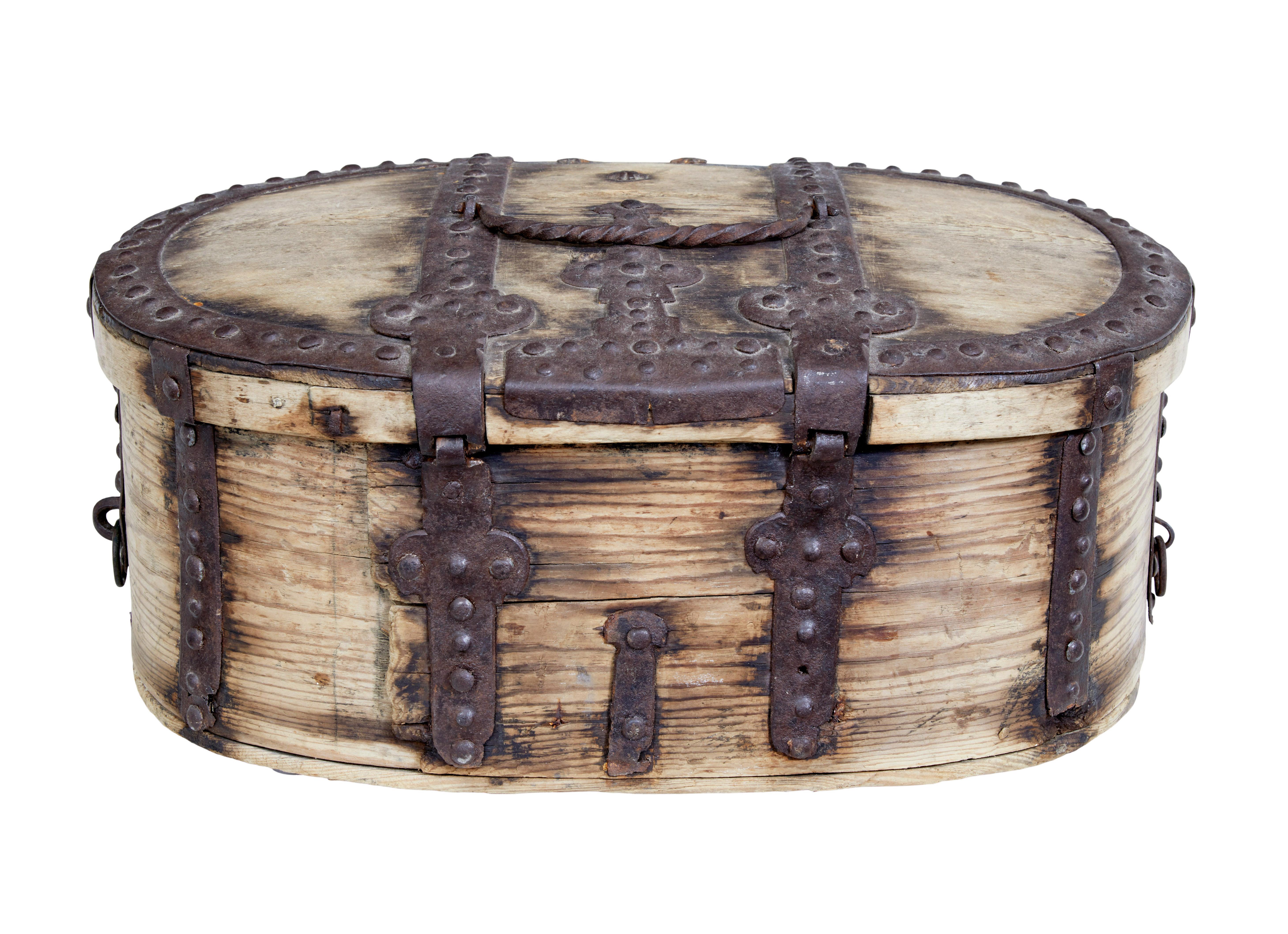 Mitte 18. Jahrhundert Schwedische Kiefer Barock Metall gebundene Box (Neobarock) im Angebot