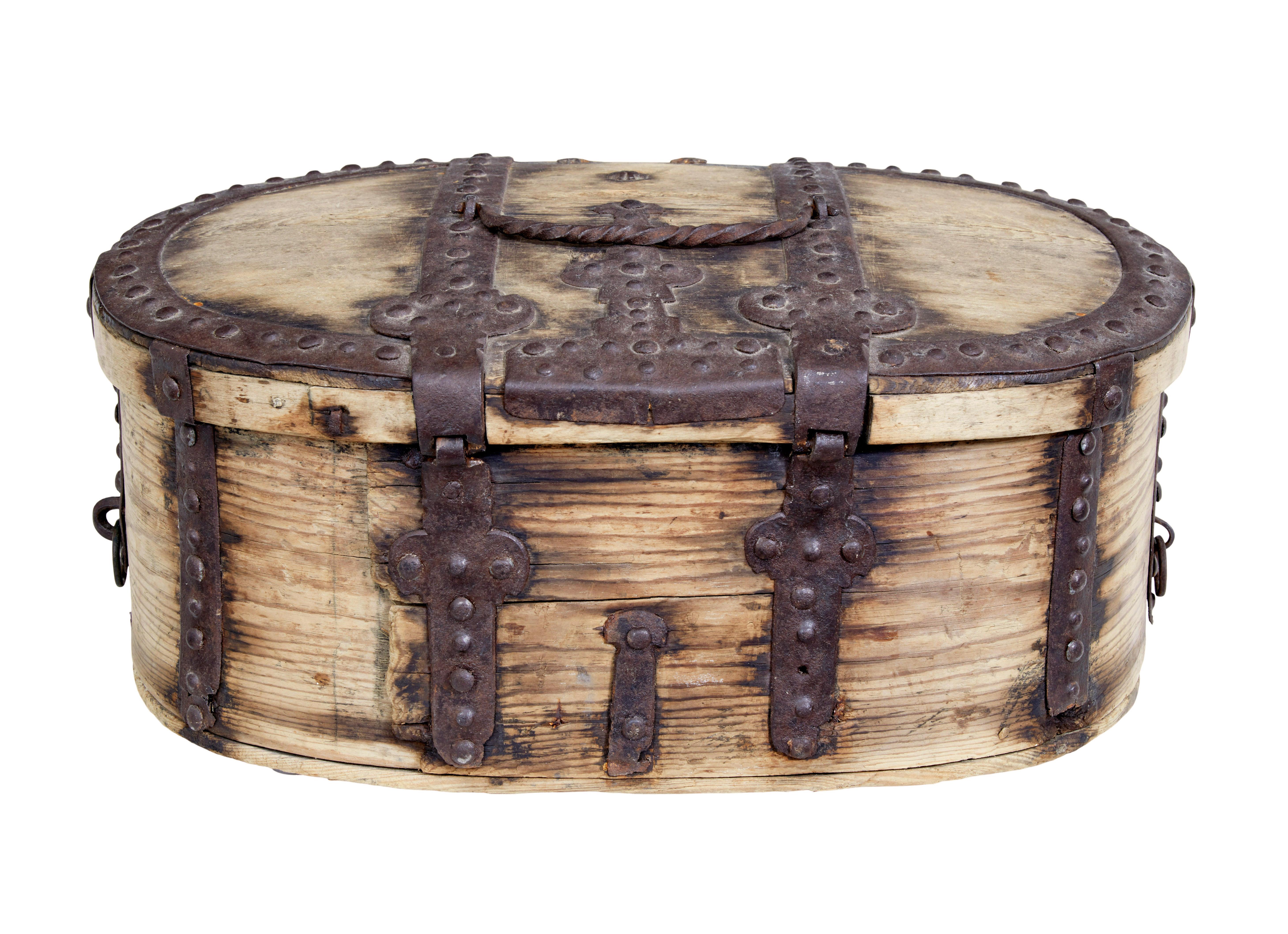 Caja barroca de metal de pino sueco de mediados del siglo XVIII Hecho a mano en venta