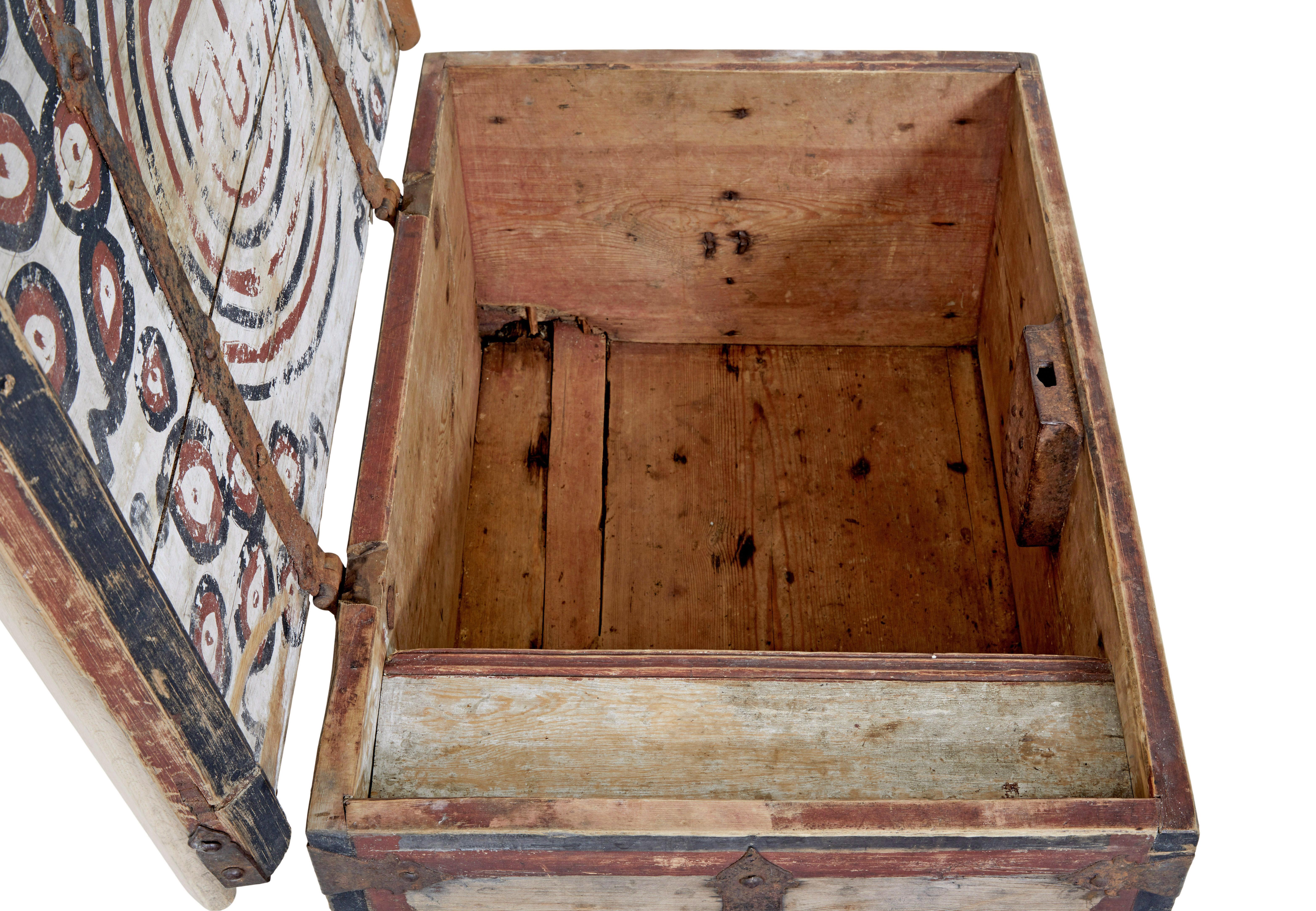 Coffre suédois en pin du milieu du XVIIIe siècle, décoré d'un labyrinthe, vers 1730.

Rare et magnifique coffre en pin suédois.   Traces de peinture d'origine à l'extérieur, sangles et charnières métalliques décoratives, boiseries ayant pris une