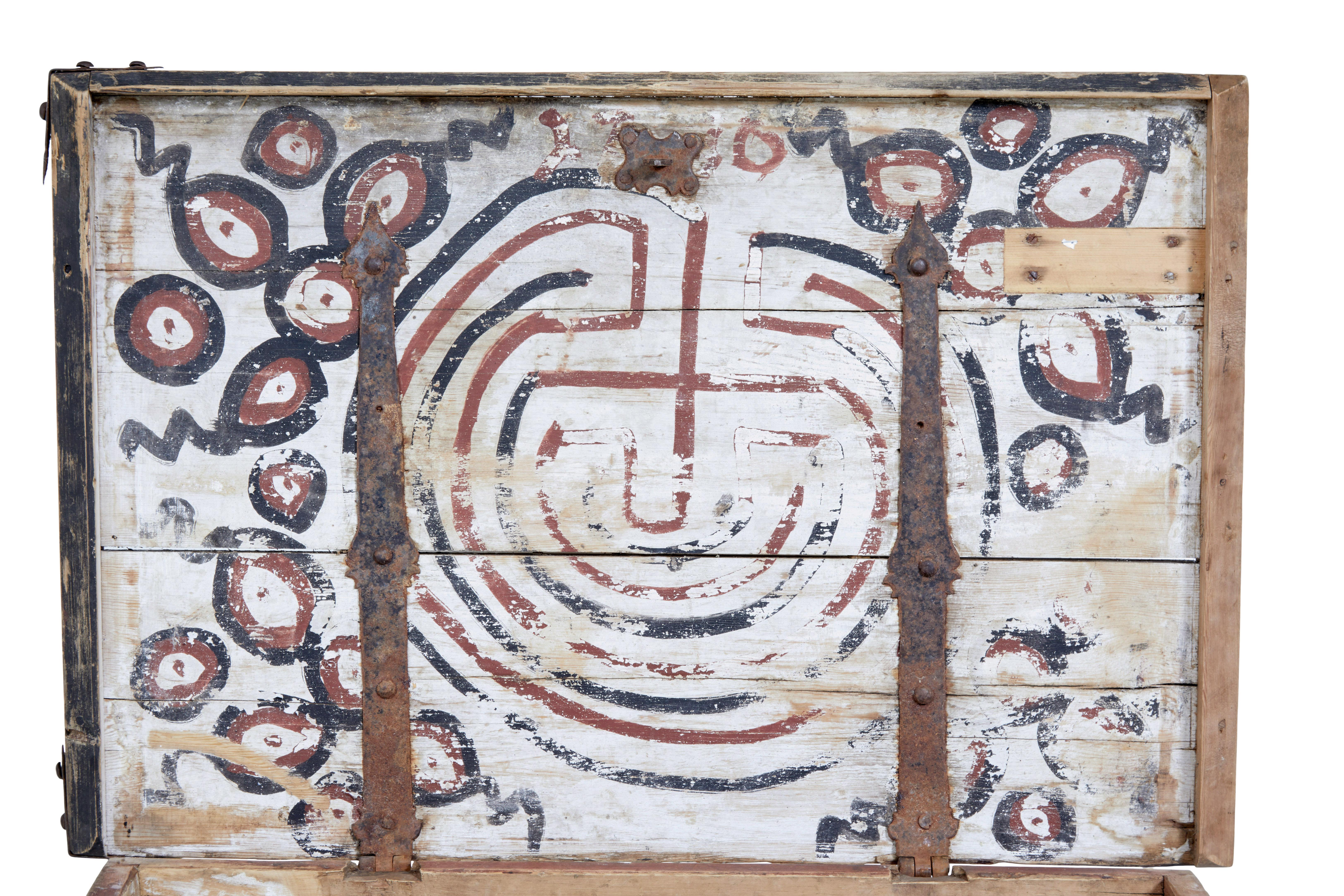 Mid-18th Century Swedish Pine Chest Decorated with Labyrinth In Good Condition For Sale In Debenham, Suffolk