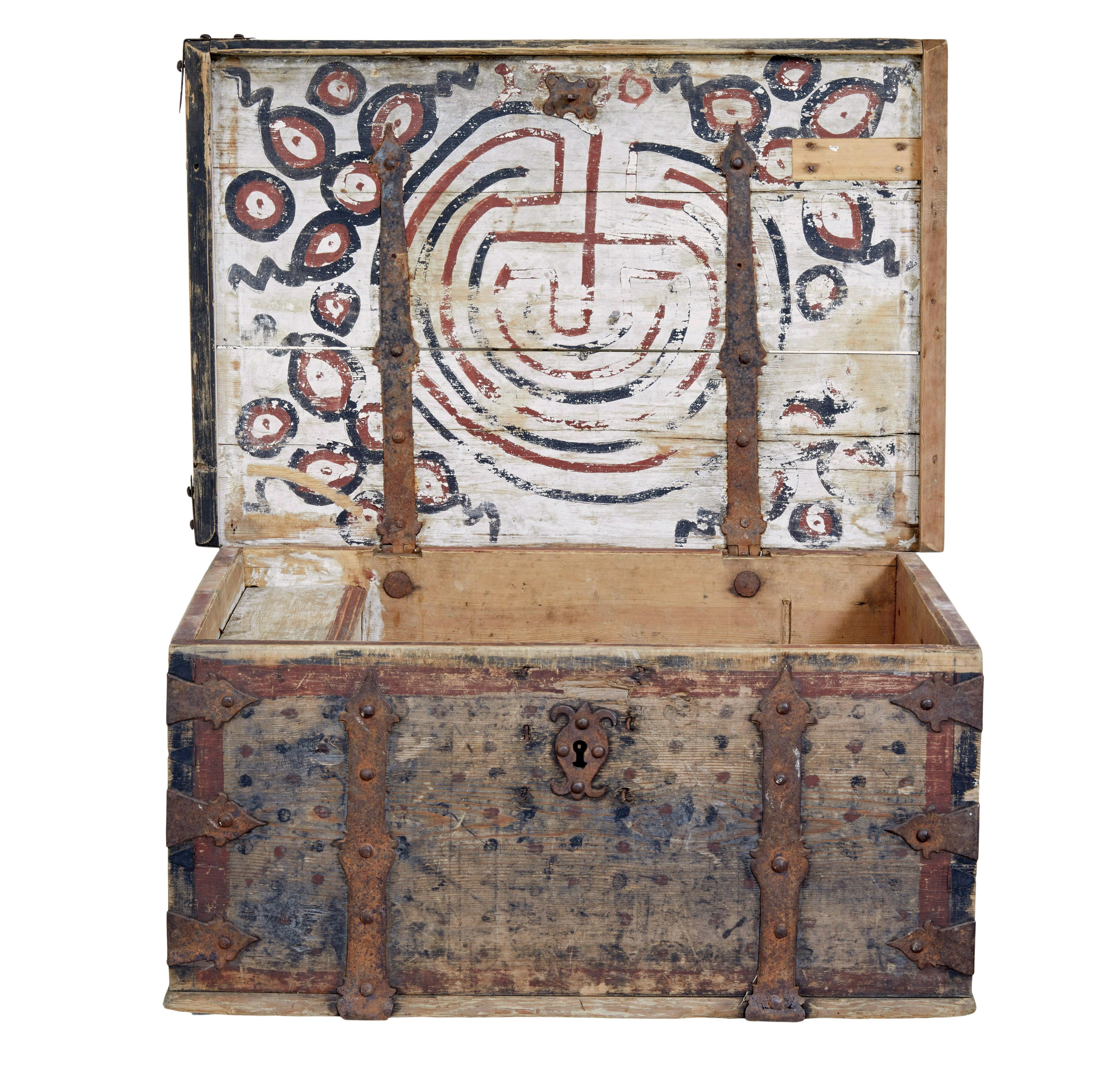 Coffre suédois en pin du milieu du XVIIIe siècle décoré d'un labyrinthe Bon état - En vente à Debenham, Suffolk