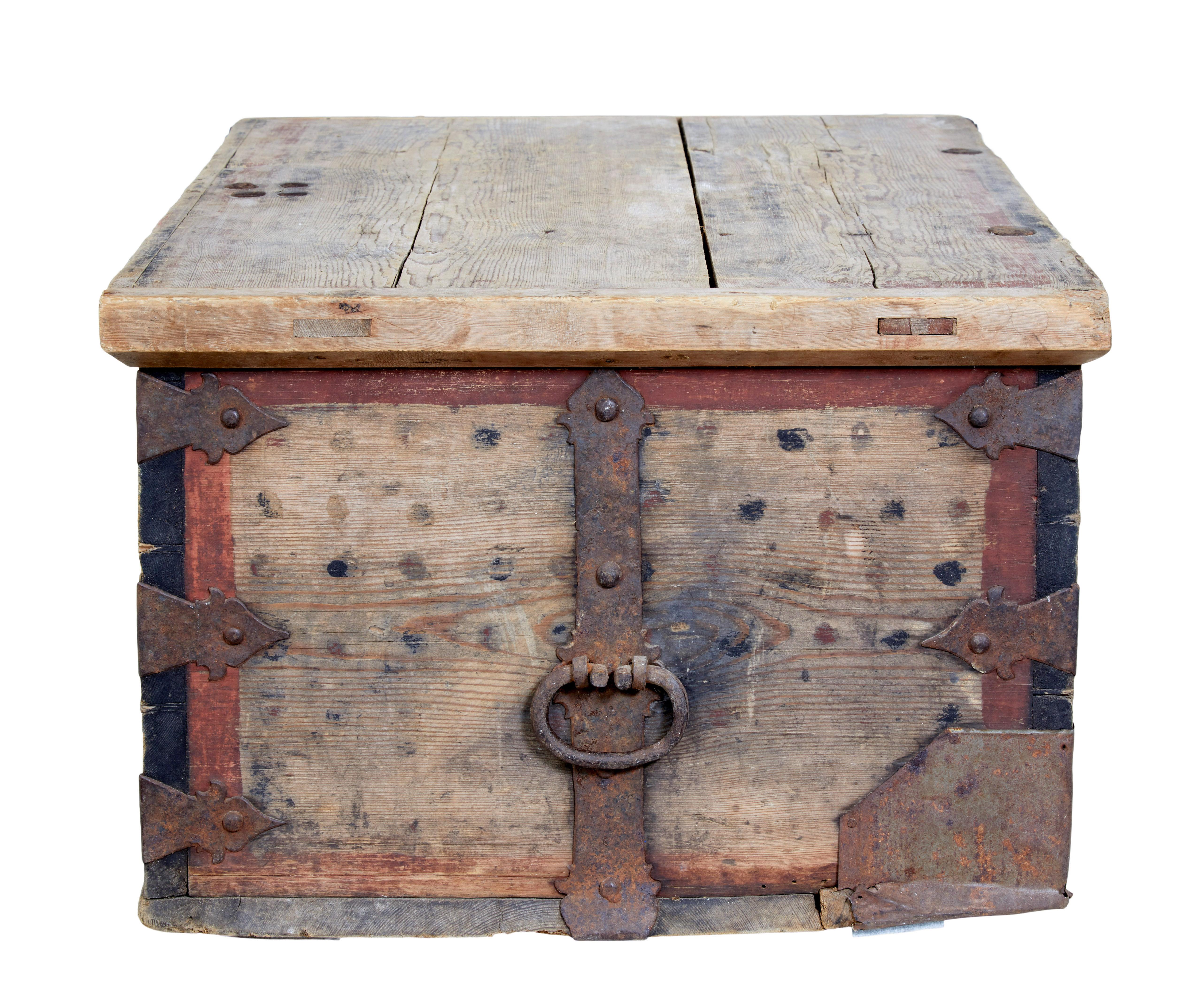 Mid-18th Century Swedish Pine Chest Decorated with Labyrinth For Sale 1