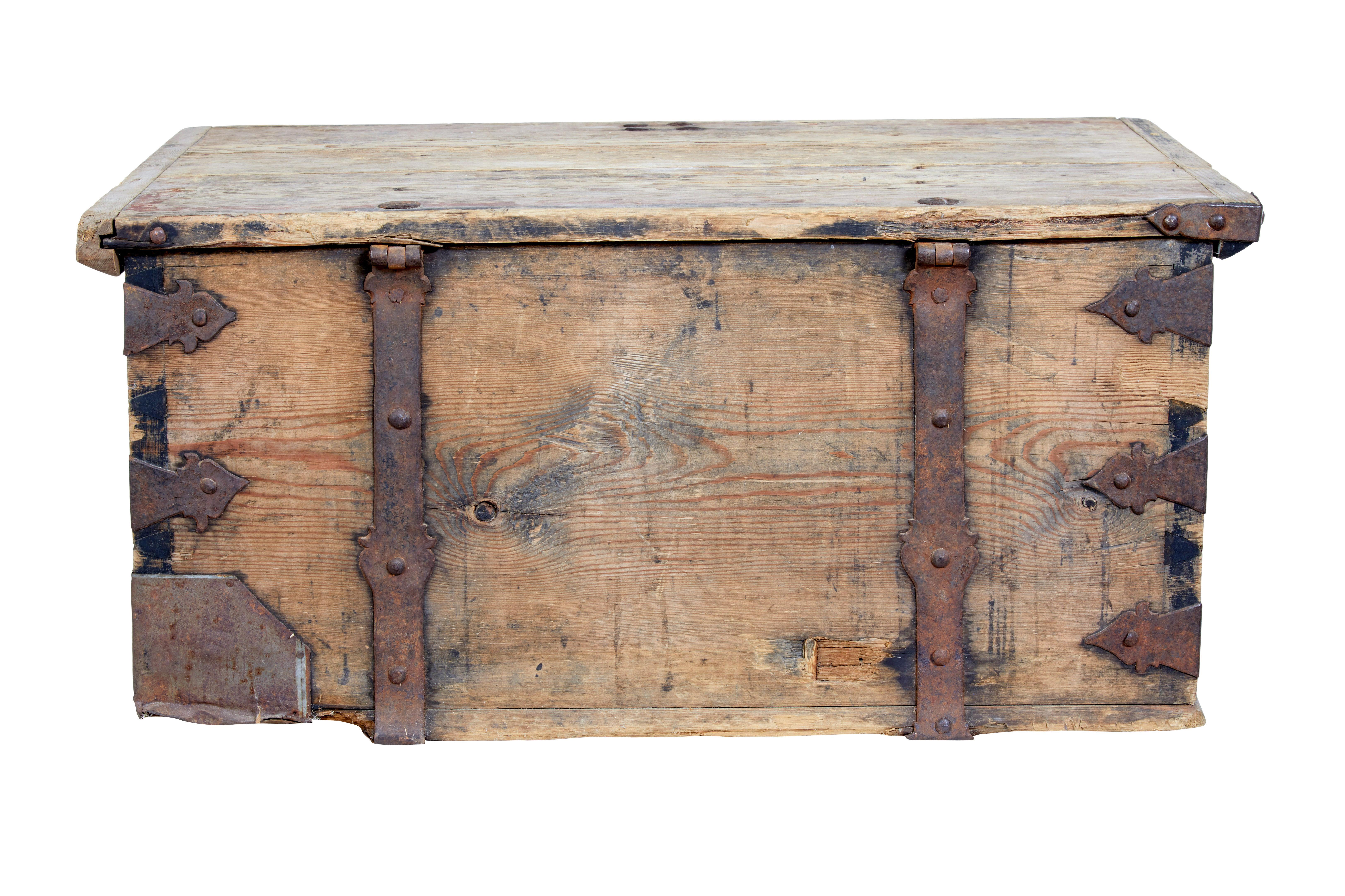 Mid-18th Century Swedish Pine Chest Decorated with Labyrinth For Sale 2