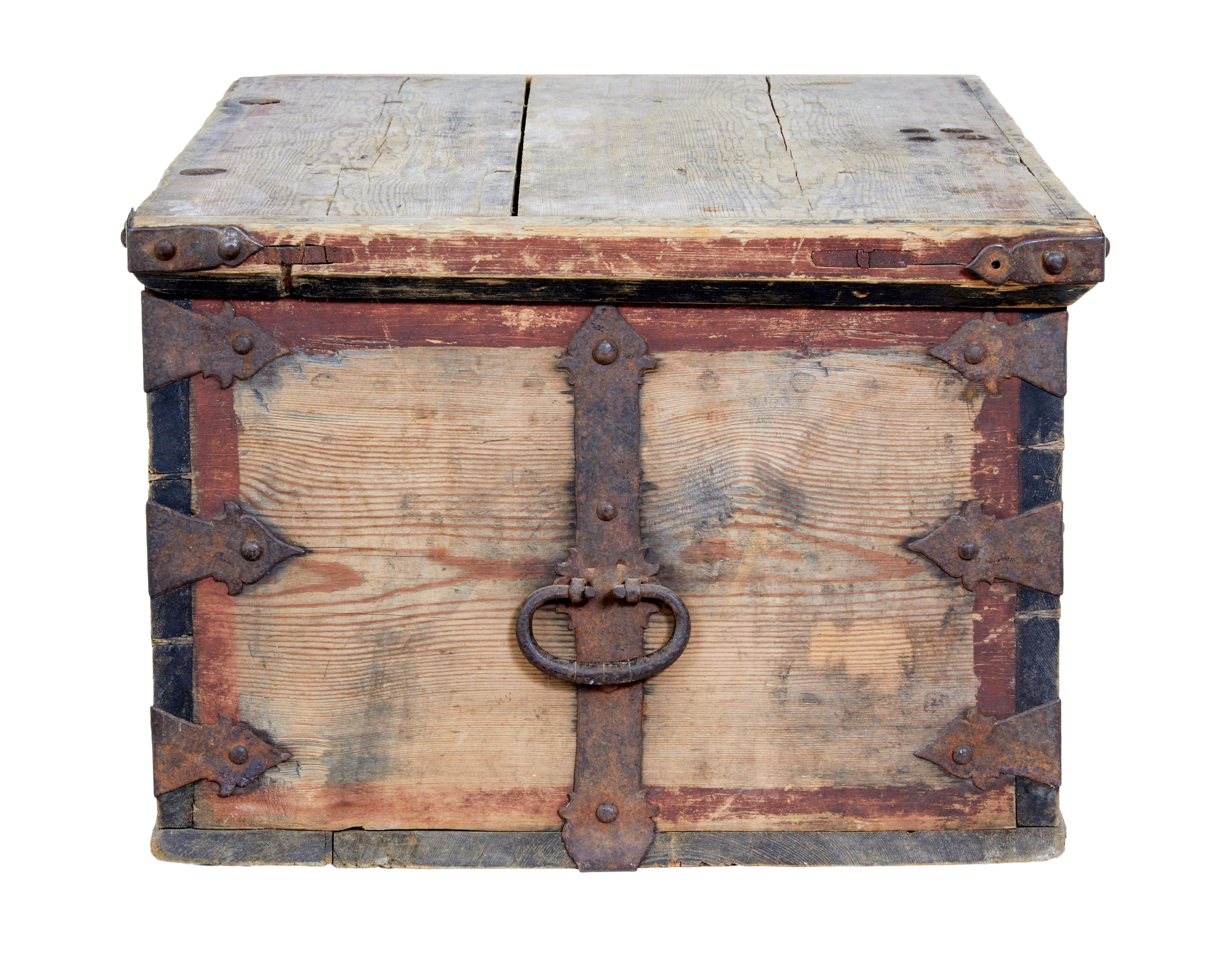 Mid-18th Century Swedish Pine Chest Decorated with Labyrinth For Sale 3