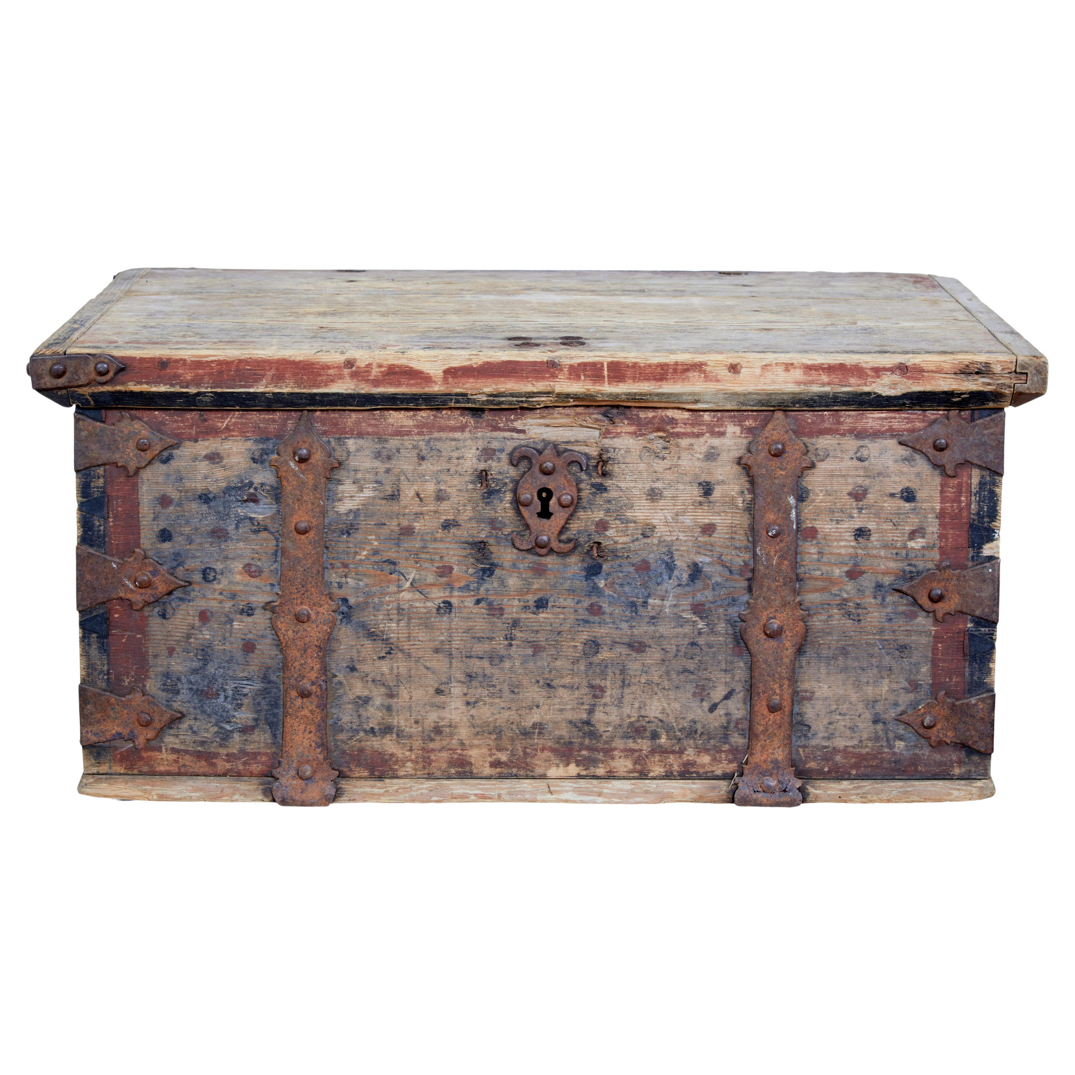 Mid-18th Century Swedish Pine Chest Decorated with Labyrinth For Sale