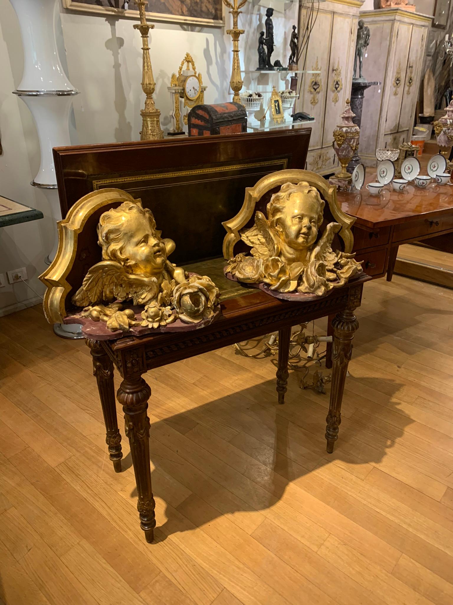Pair of large wall shelves supported by gilded wooden sculptures depicting winged cherub heads with floral decorations.
Wooden top with arched plan, good state of conservation, if required only minor conservative restorations to be carried