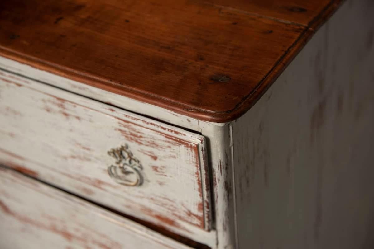 Mid-18th Century Venetian Cherrywood Chest of Drawers with Distressed Finish For Sale 3