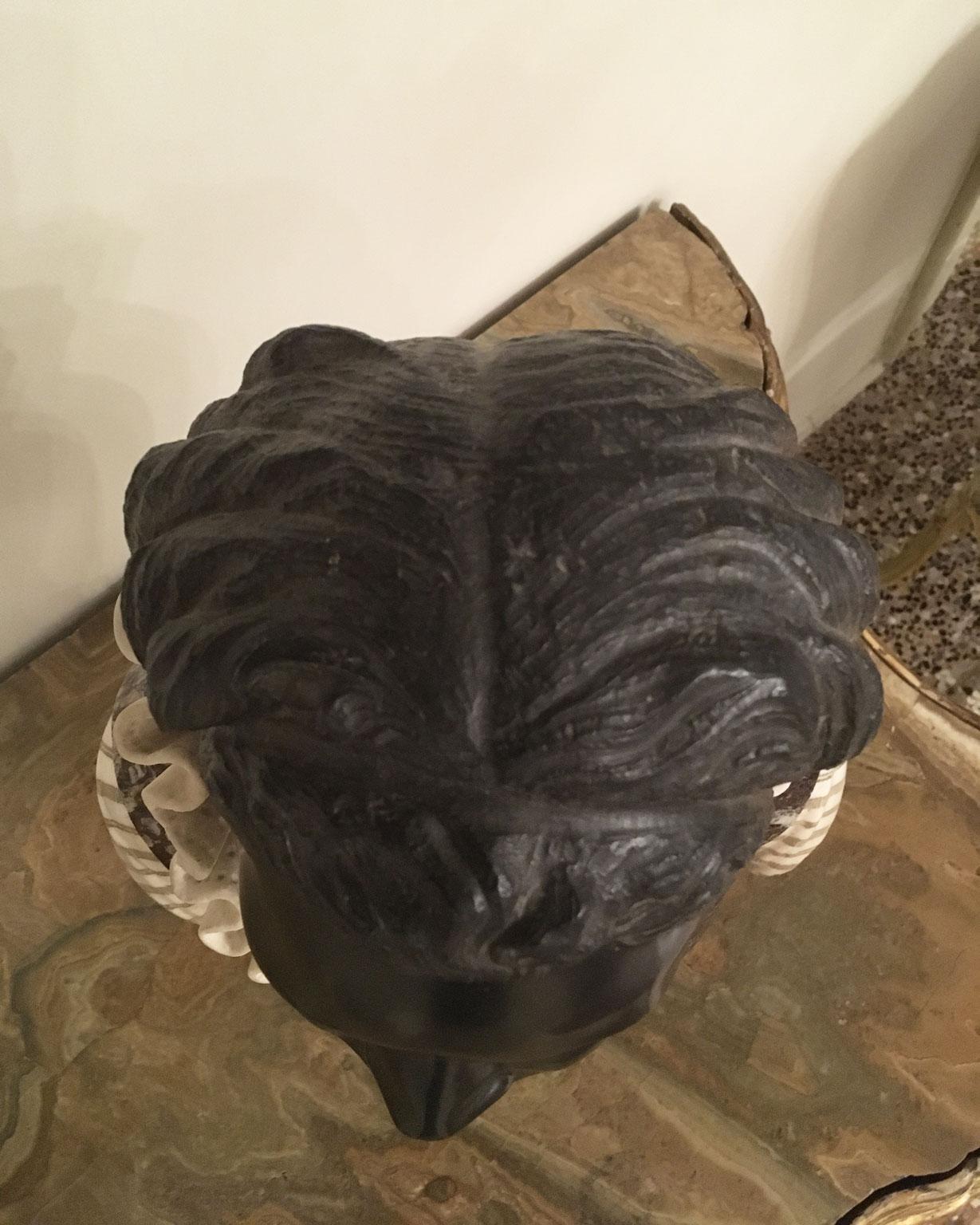Mediados del siglo XVIII Venezia Italia Escultura de mármol negro Busto de mujer joven en venta 3