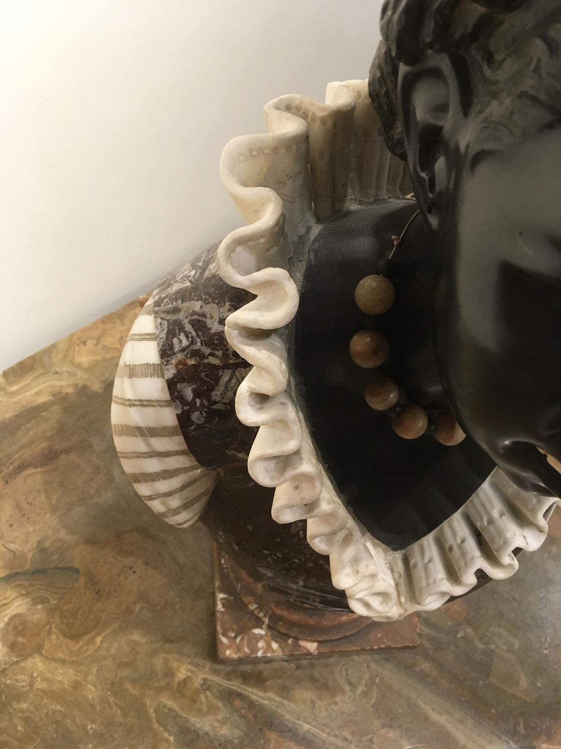 Mediados del siglo XVIII Venezia Italia Escultura de mármol negro Busto de mujer joven en venta 9