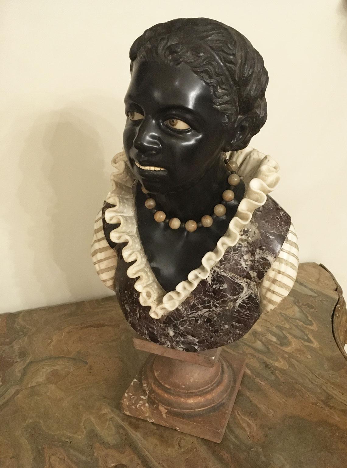 Este magnífico y glamuroso busto esculpido de una joven mujer, fue realizado a mediados del siglo XVIII por un Maestro desconocido de la campiña del Véneto (cerca de Venecia).
La escultura fue creada con gran maestría, utilizando mármoles de varios