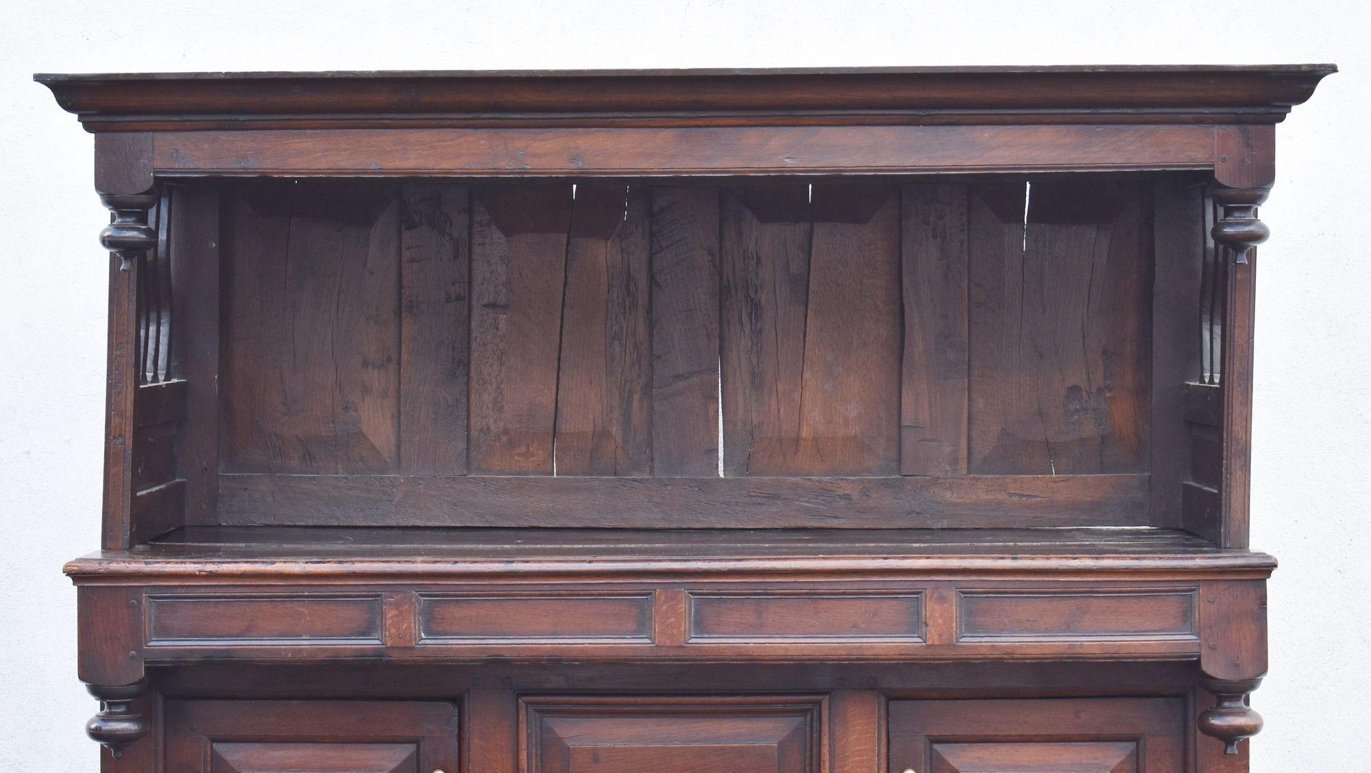 In vendita c'è un tridarn in quercia gallese della metà del XVIII secolo di buona qualità, con il piano a doghe ondulate e le ante dell'armadio a pannelli, sopra tre cassetti e altri due armadietti sottostanti. Questo pezzo è in buone condizioni