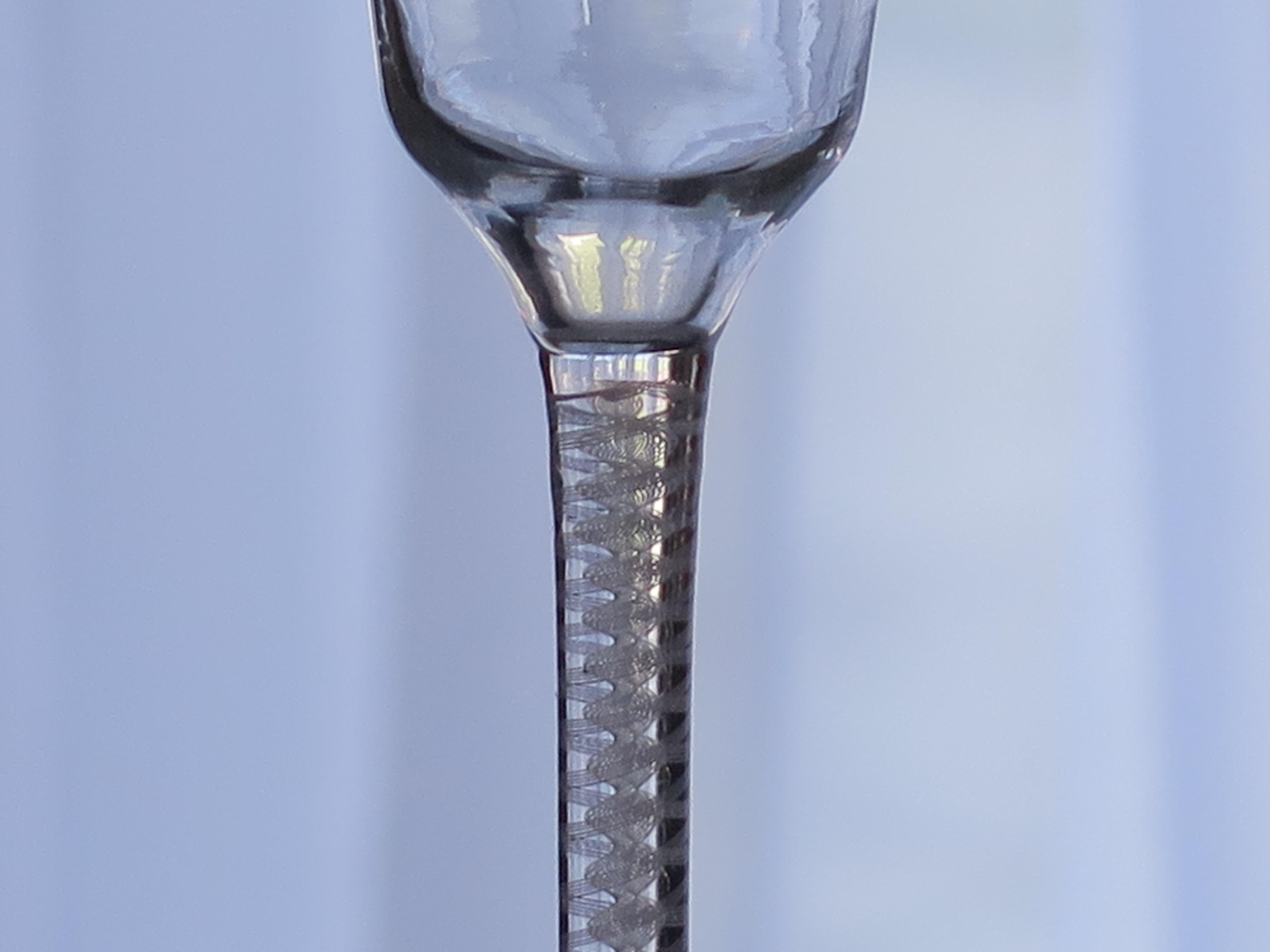 George III Mid-18th Century Wine Glass Hand Blown Cotton Twist Stem, English C 1765 (verre à vin soufflé à la main, tige torsadée en coton) en vente