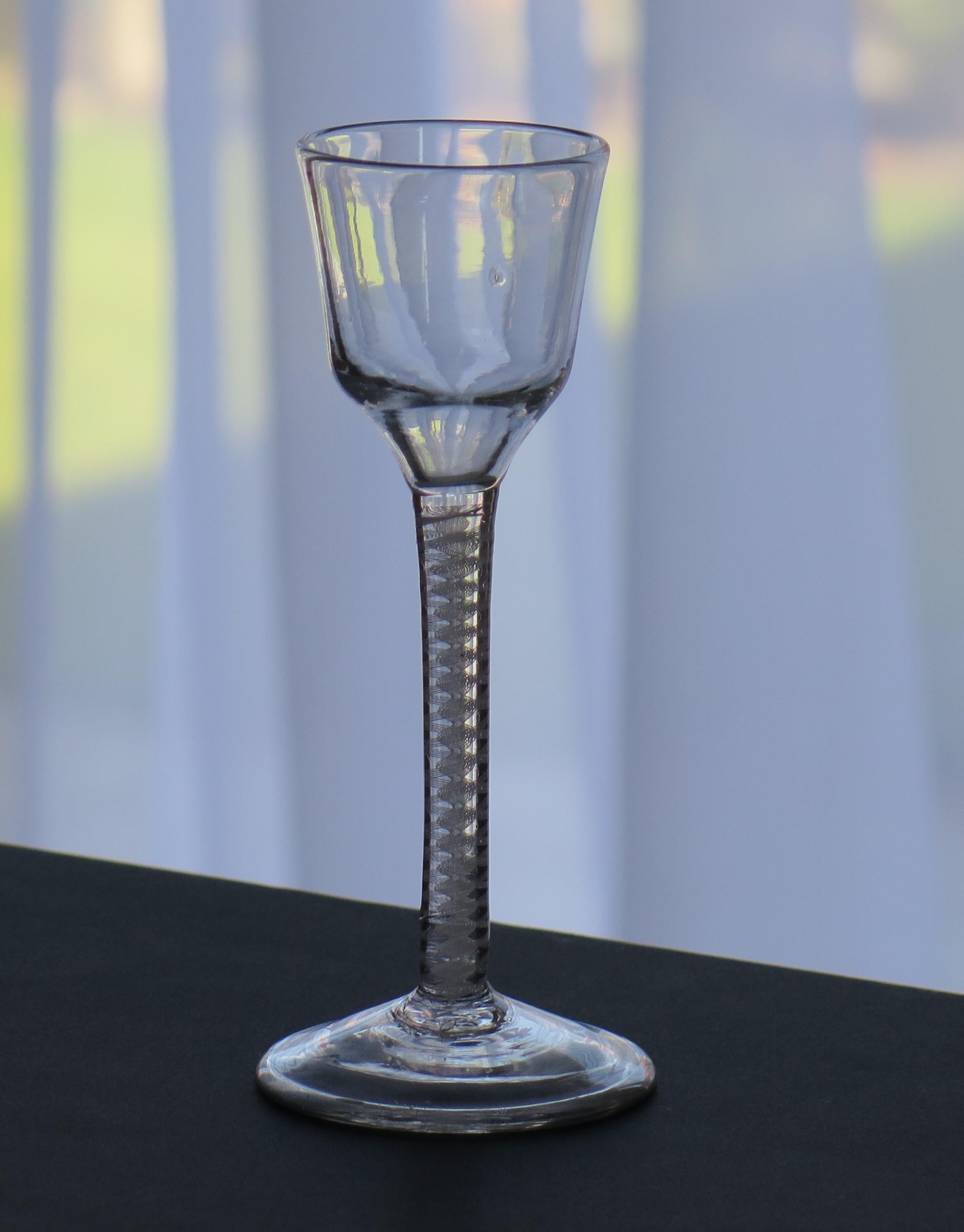 Anglais Mid-18th Century Wine Glass Hand Blown Cotton Twist Stem, English C 1765 (verre à vin soufflé à la main, tige torsadée en coton) en vente