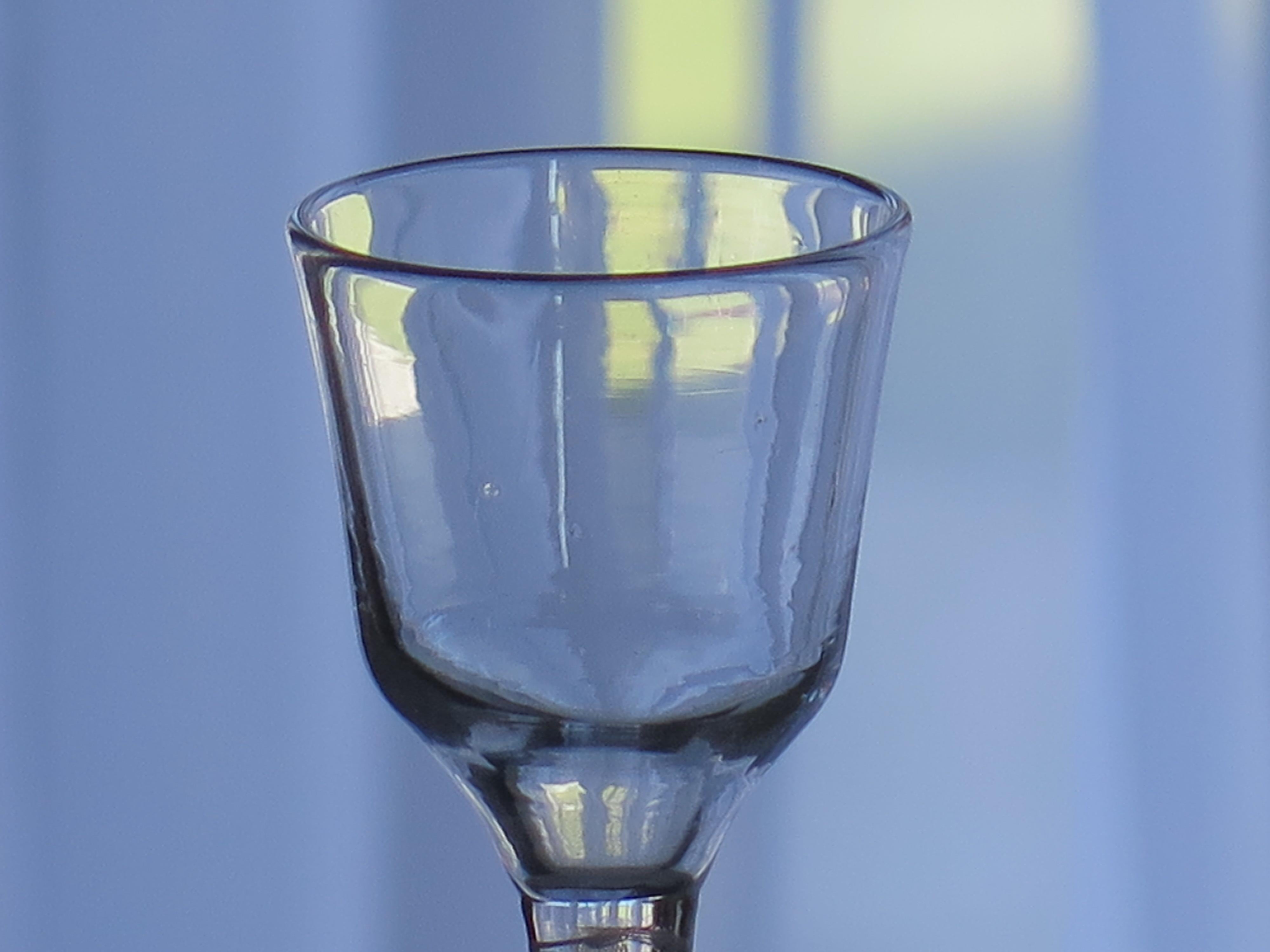 Fait main Mid-18th Century Wine Glass Hand Blown Cotton Twist Stem, English C 1765 (verre à vin soufflé à la main, tige torsadée en coton) en vente