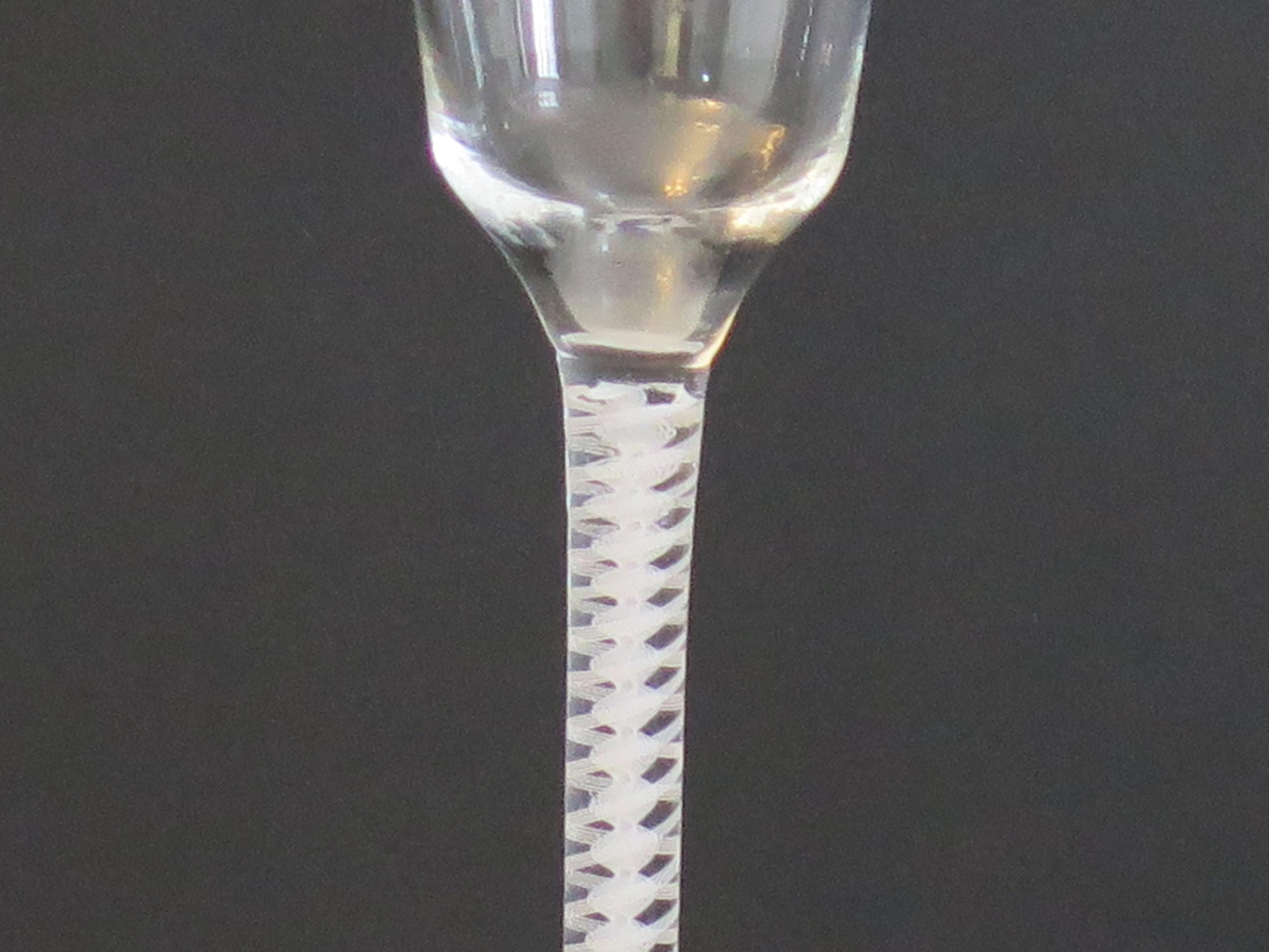 Mitte des 18. Jahrhunderts Weinglas mundgeblasen Baumwolle Twist Stem, Englisch C 1765 (George III.) im Angebot