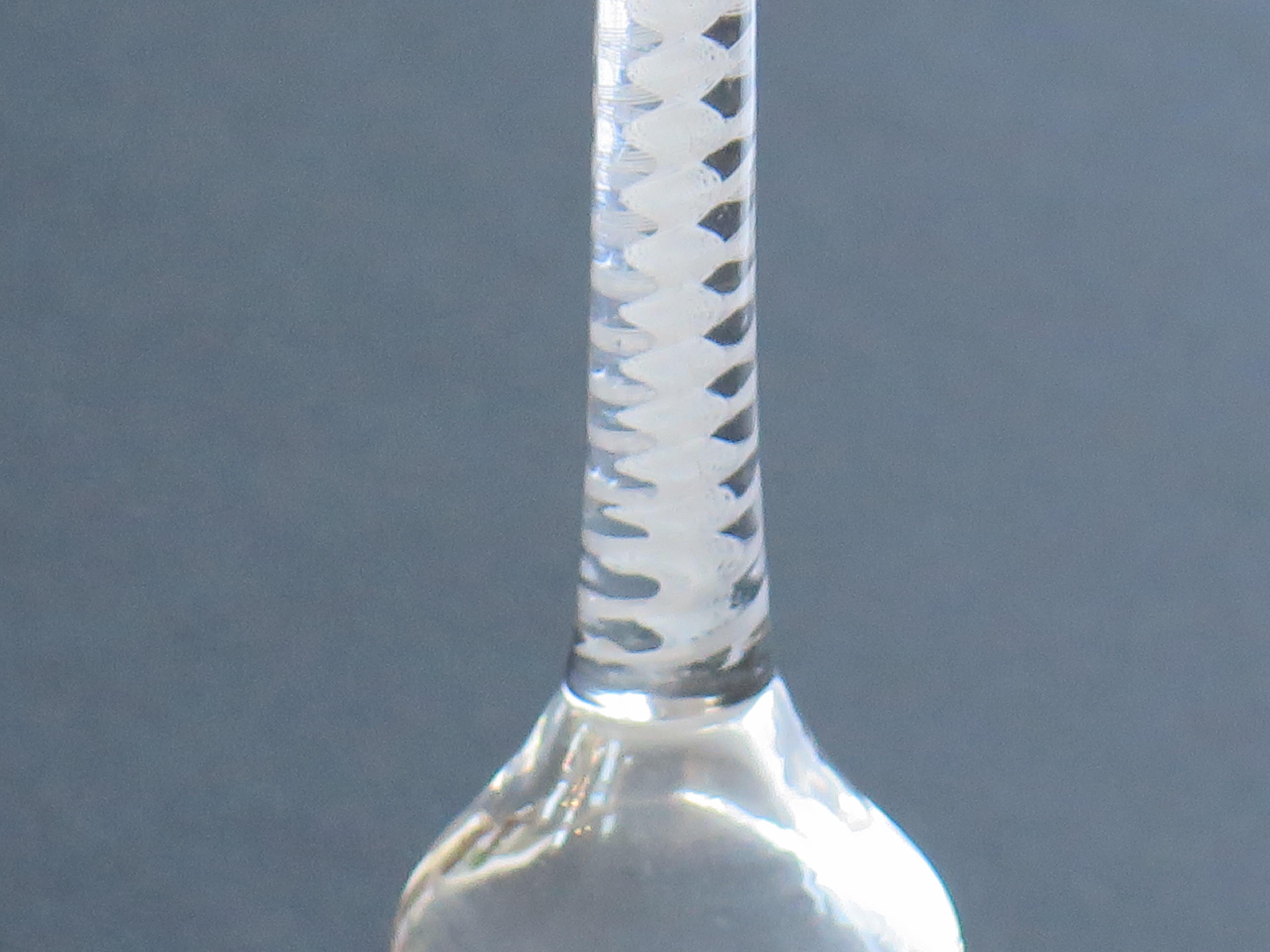 Verre Mid-18th Century Wine Glass Hand Blown Cotton Twist Stem, English C 1765 (verre à vin soufflé à la main, tige torsadée en coton) en vente