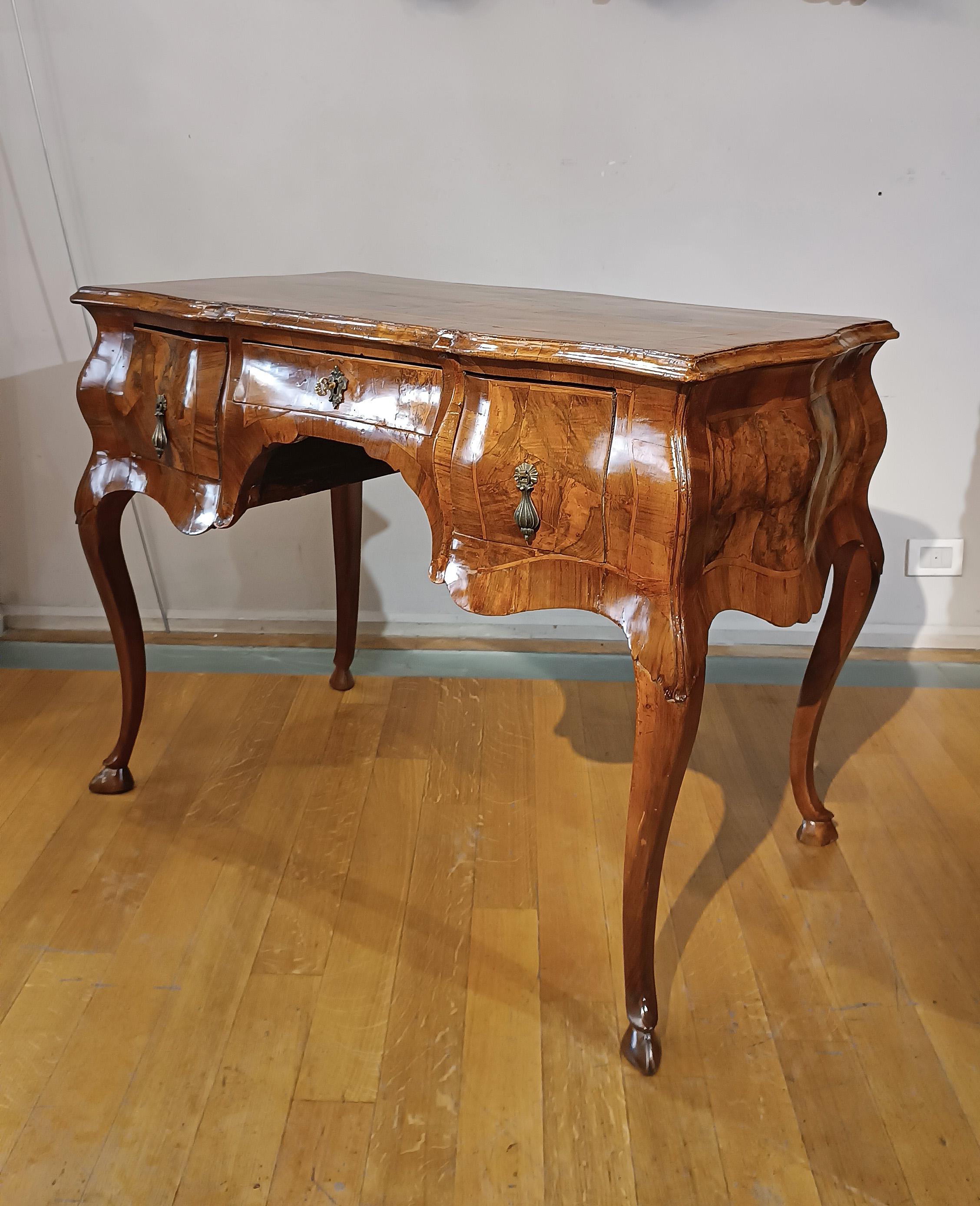 Intagliato a mano MID-18th CENTURY WOODEN WRITING DESK LOUIS XV in vendita