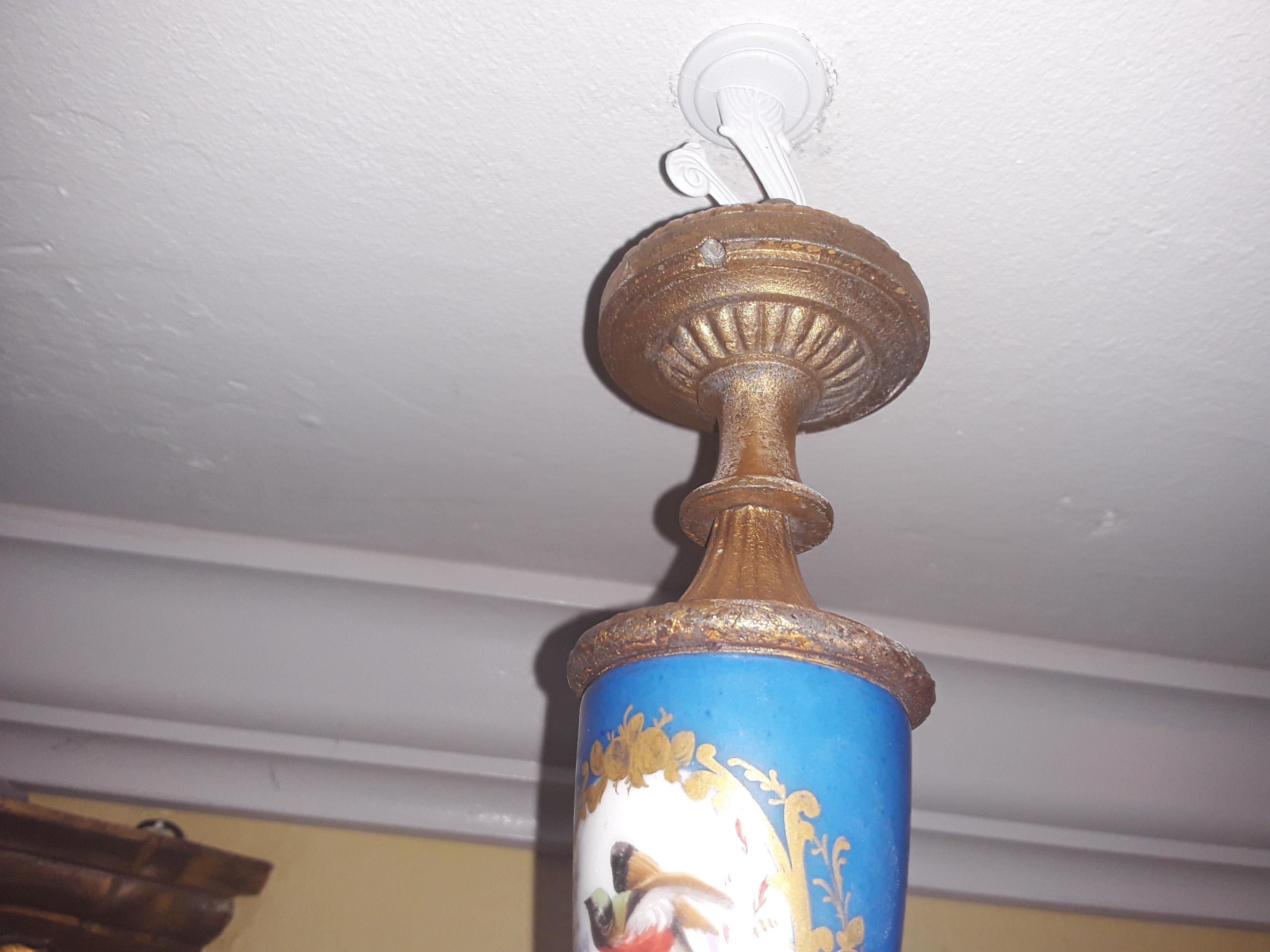 c1776 Porcelana azul celeste francesa del siglo XVIII pintada a mano y firmada por Sevres. Una pieza de museo en todo su esplendor original. Estado original de la vela. Fácilmente electrificable. 