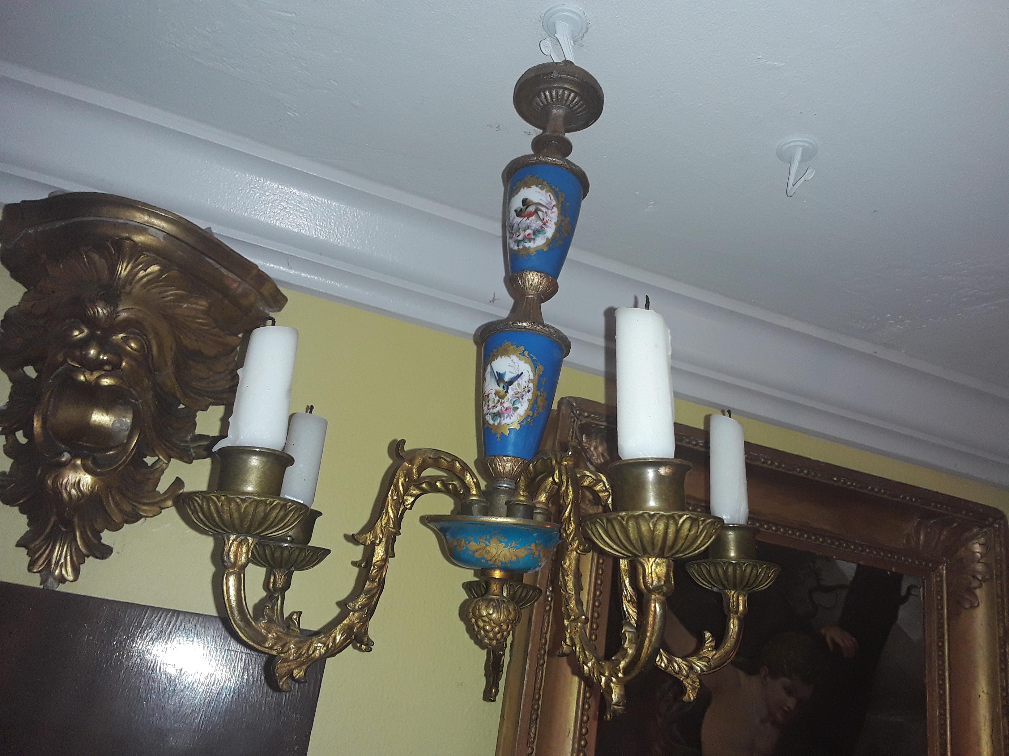 Araña de bronce y porcelana azul de Sevres firmada por Luis XVI francés de mediados del s. XVIII en Bueno estado para la venta en Opa Locka, FL