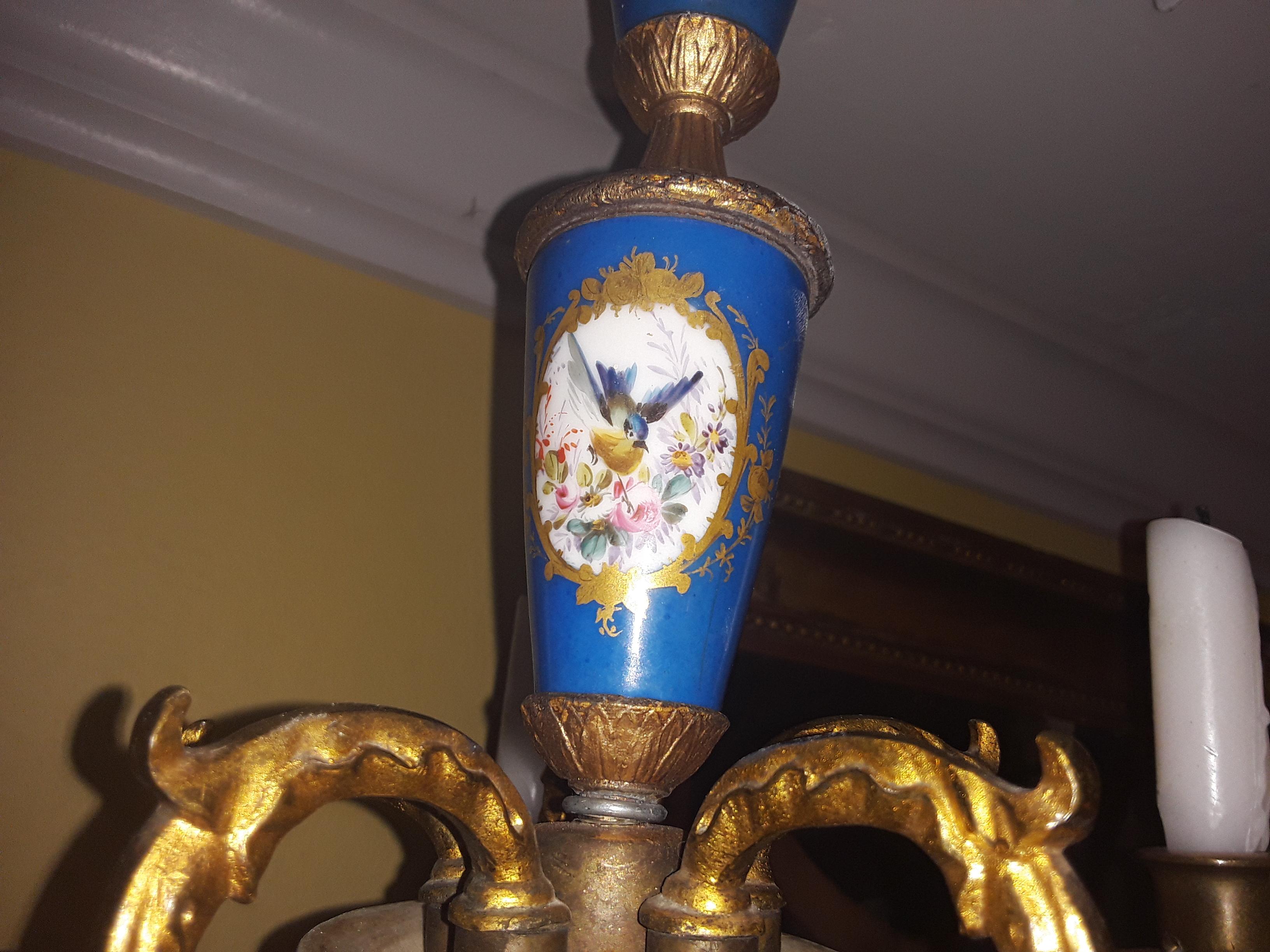 Araña de bronce y porcelana azul de Sevres firmada por Luis XVI francés de mediados del s. XVIII en venta 1