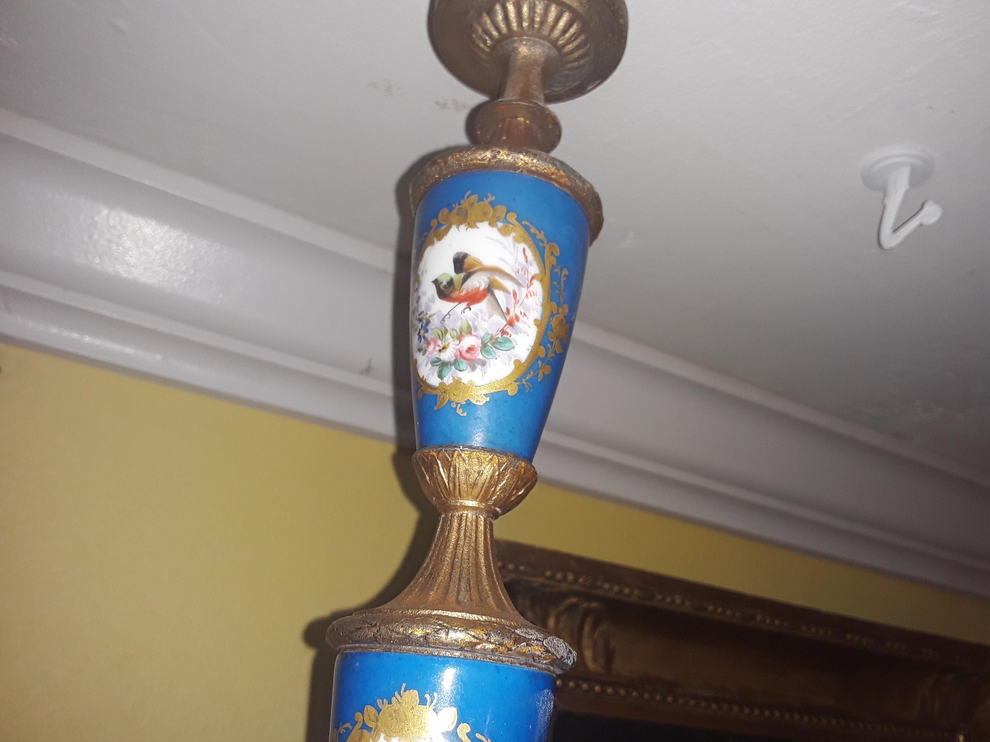 Araña de bronce y porcelana azul de Sevres firmada por Luis XVI francés de mediados del s. XVIII en venta 2