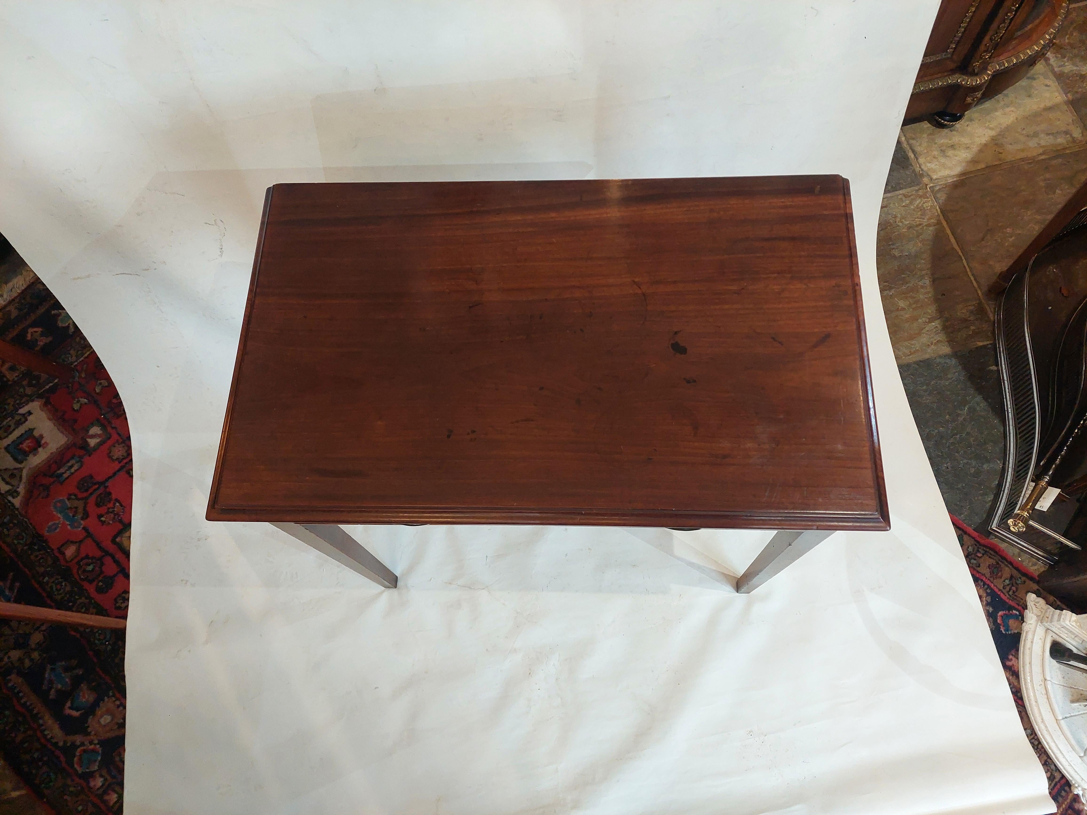 Anglais Table de hall en acajou de style géorgien du milieu du XVIIIe siècle en vente