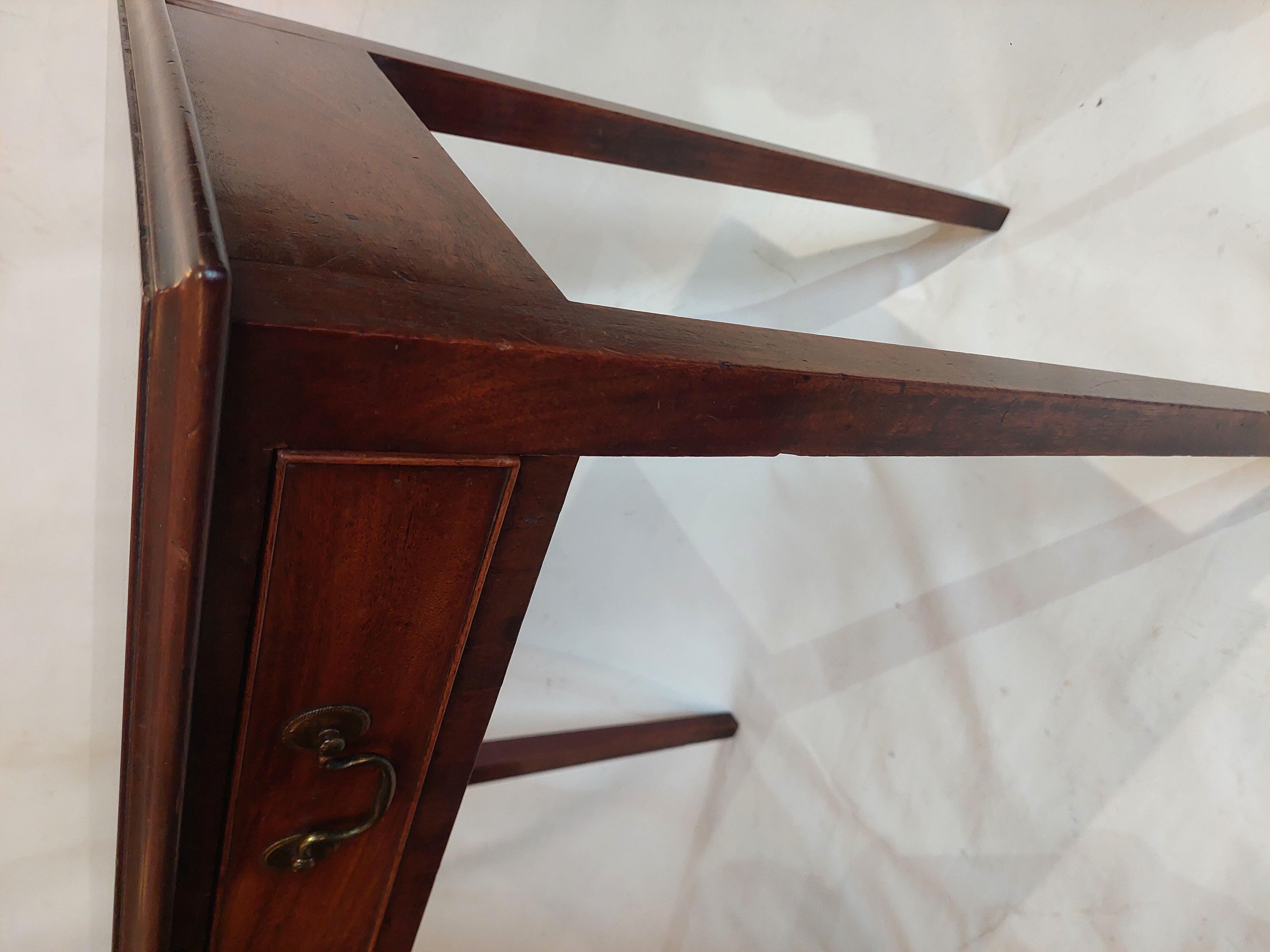 Acajou Table de hall en acajou de style géorgien du milieu du XVIIIe siècle en vente