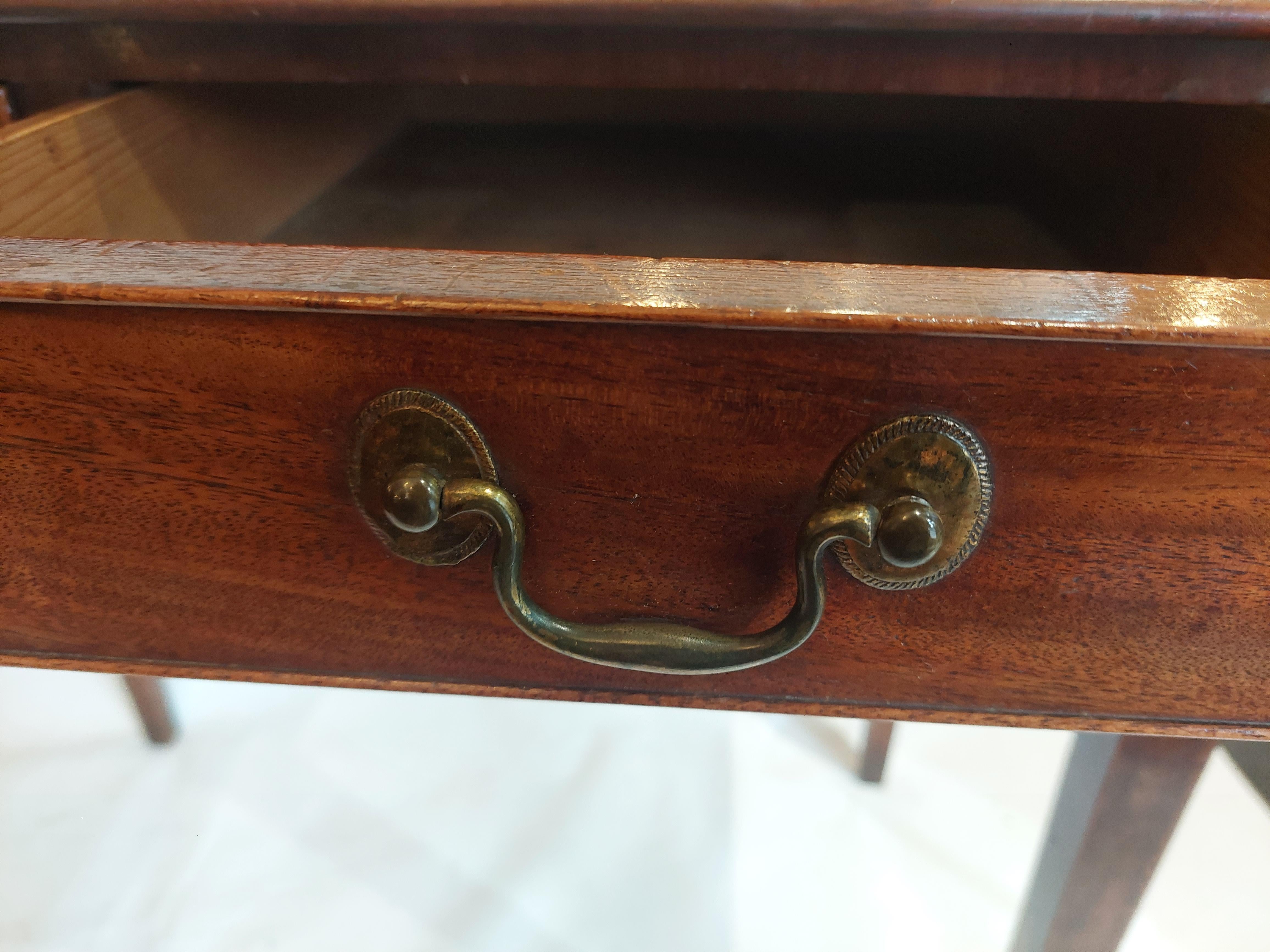 Table de hall en acajou de style géorgien du milieu du XVIIIe siècle en vente 2