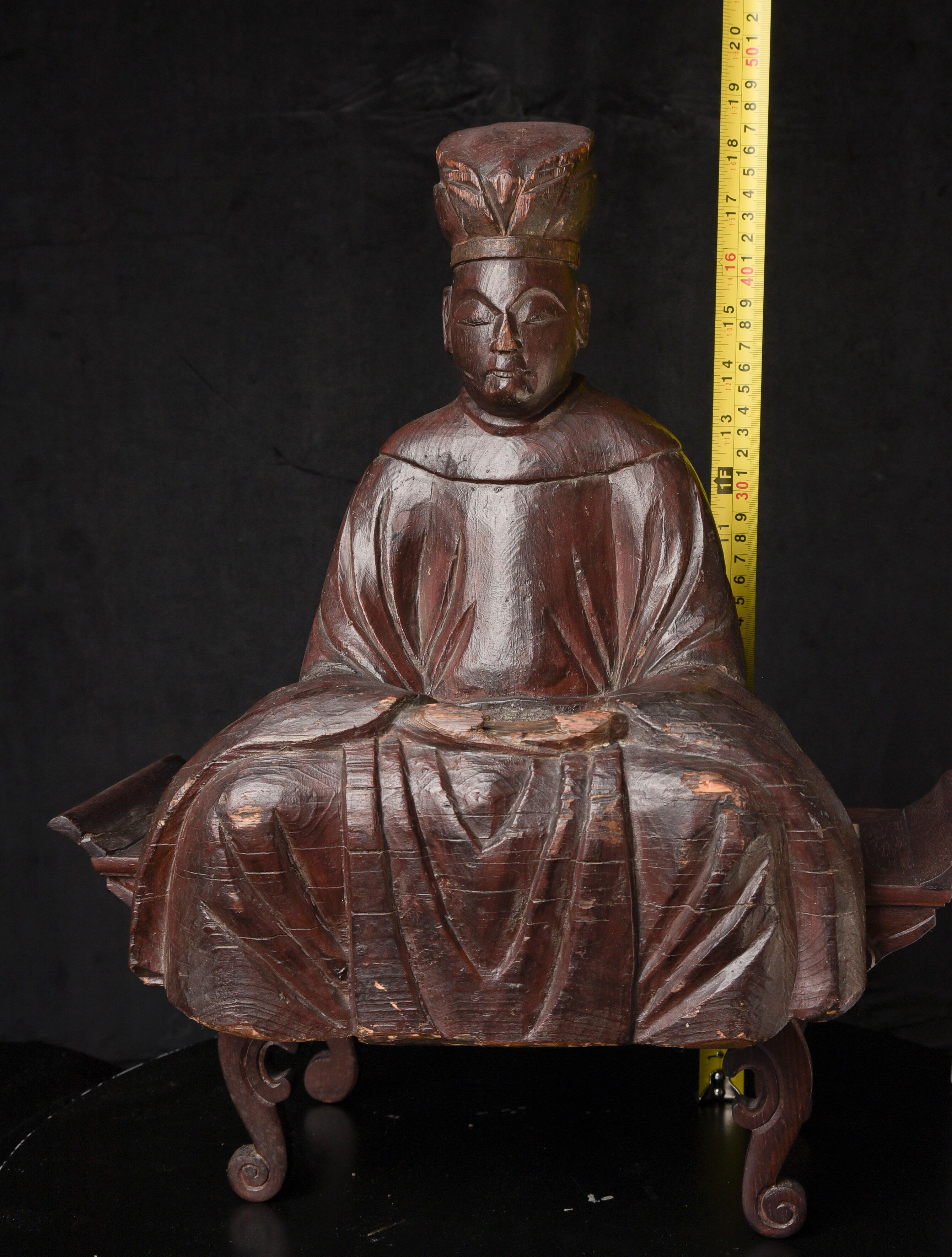 Sublime figure bouddhiste japonaise du milieu du XVIIIe siècle, cette remarquable sculpture incarne plus de deux siècles et demi de dévotion, d'art et de vieillissement gracieux. La figure, magnifiquement conservée, rayonne de sérénité et de