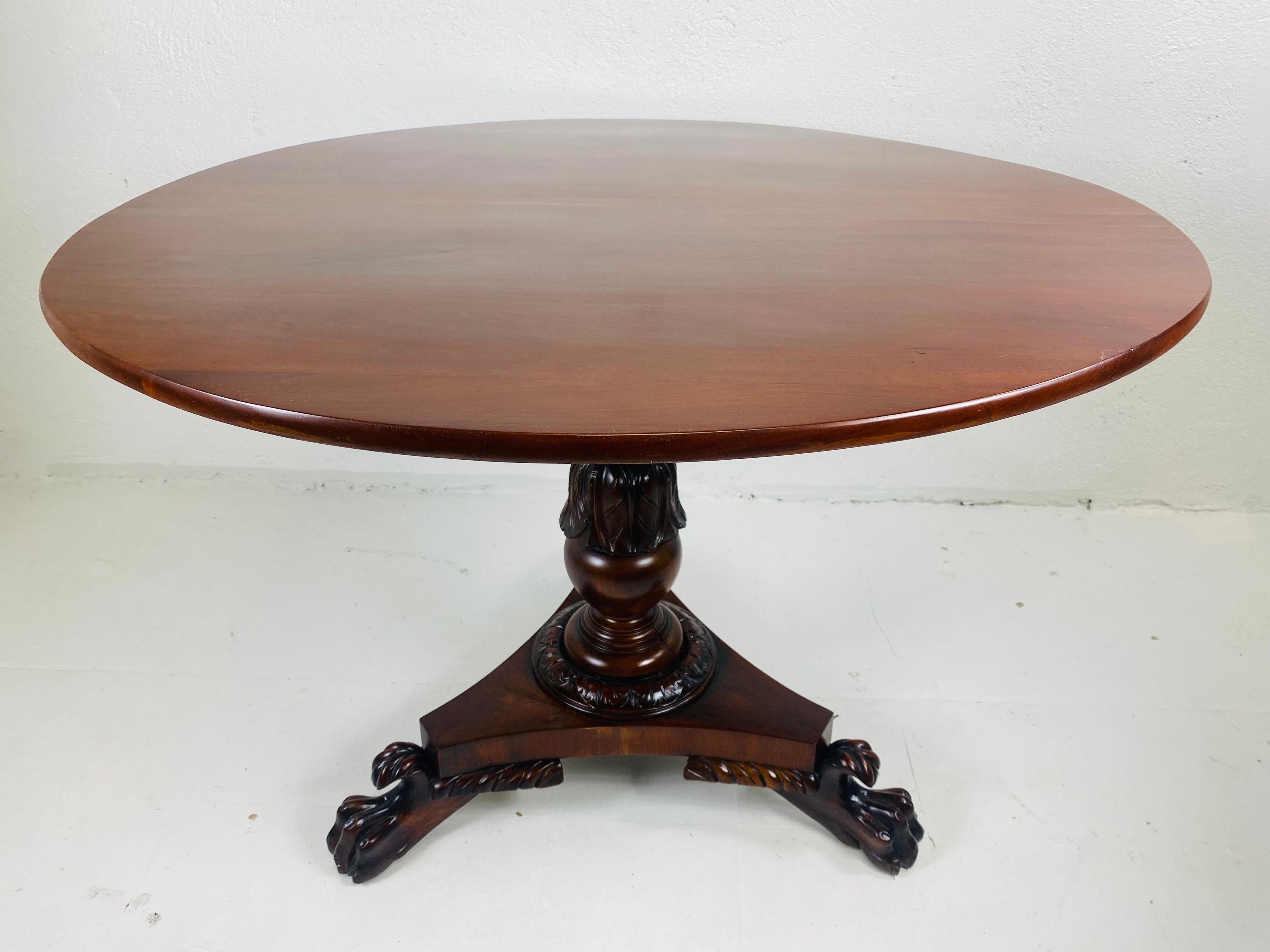 Table à plateau basculant en acajou sculpté à la main du milieu du 19e siècle en vente 2