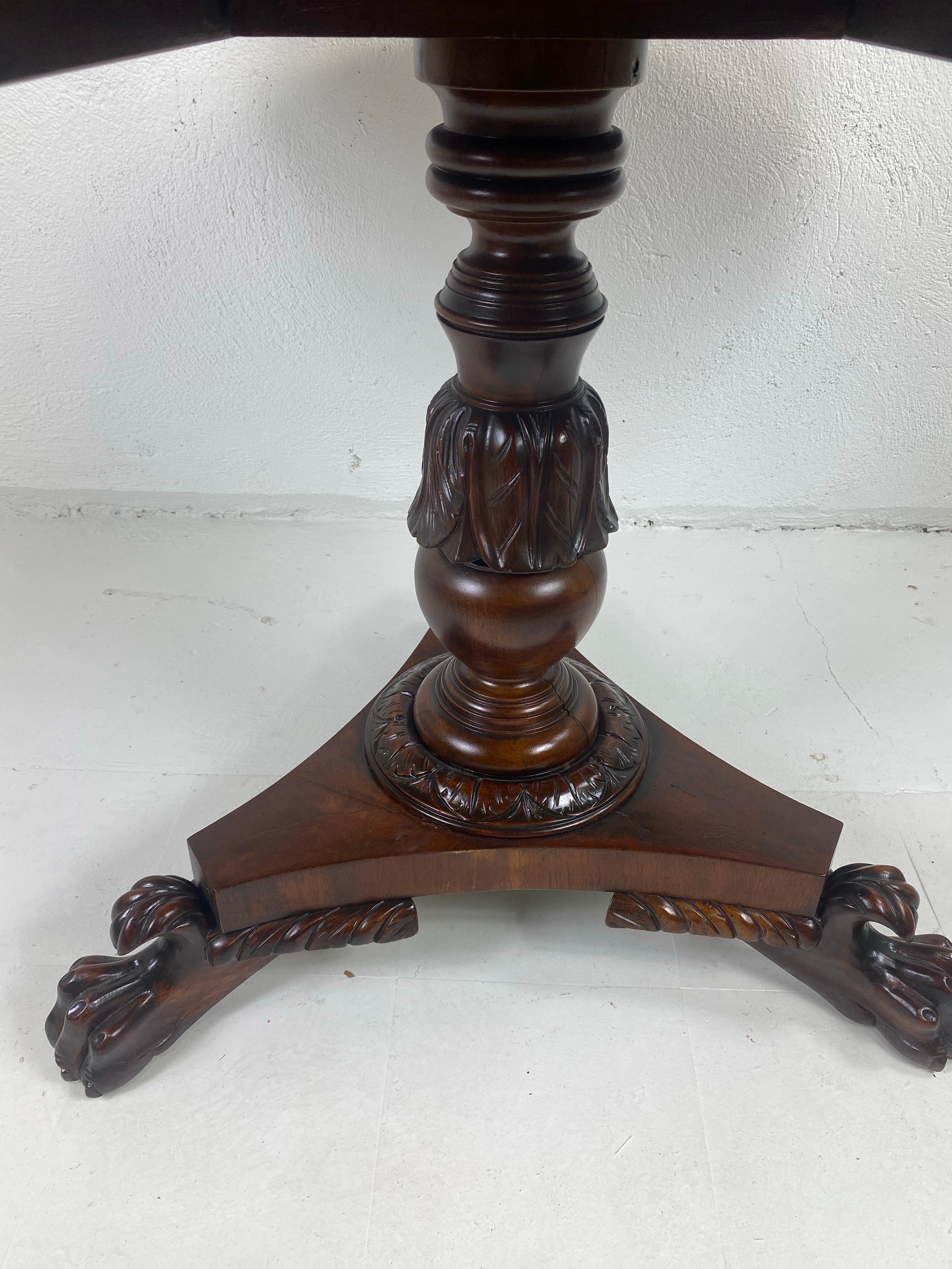 Table à plateau basculant en acajou sculpté à la main du milieu du 19e siècle en vente 3