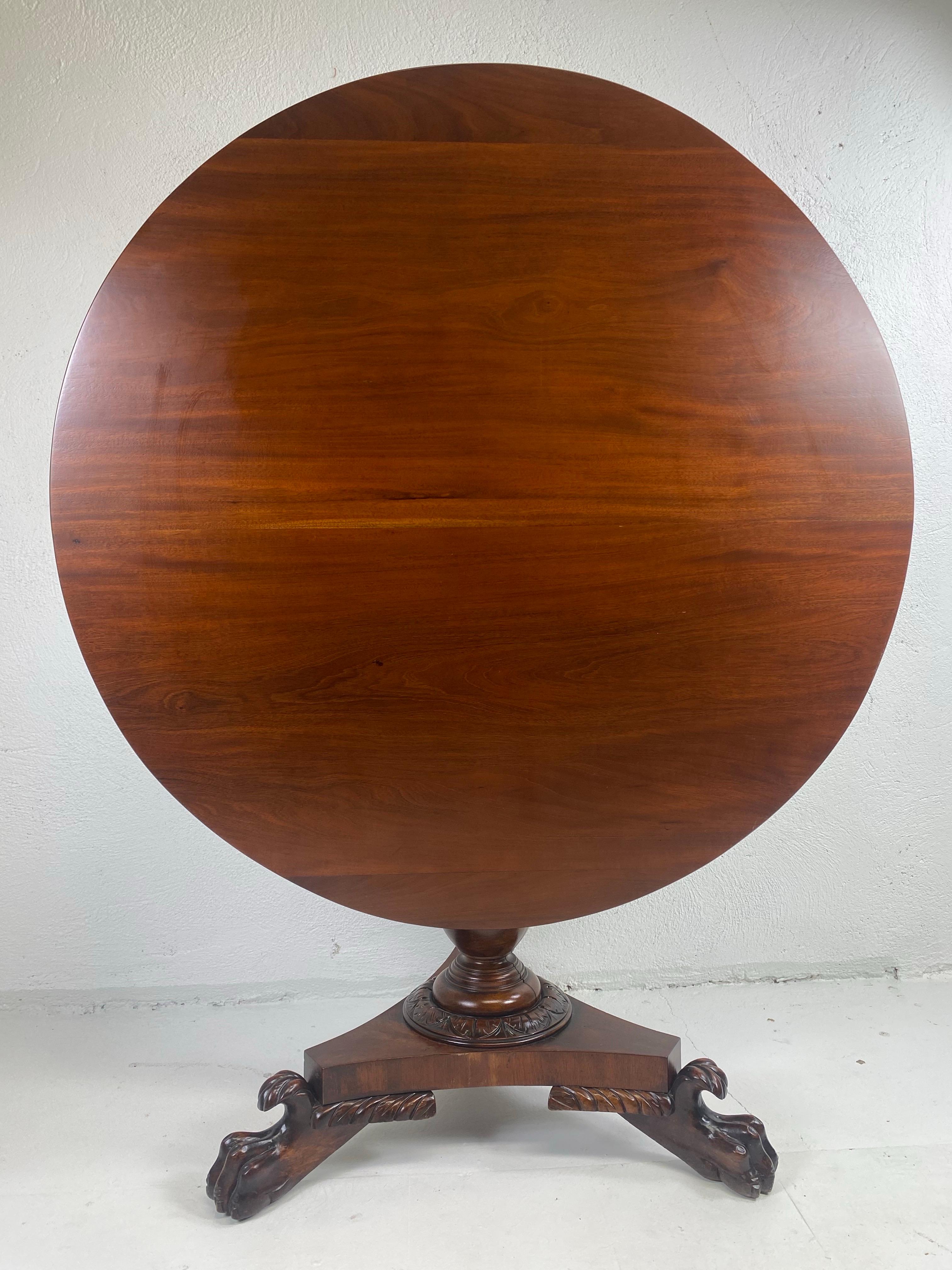 Table à plateau basculant en acajou sculpté à la main du milieu du 19e siècle en vente 4
