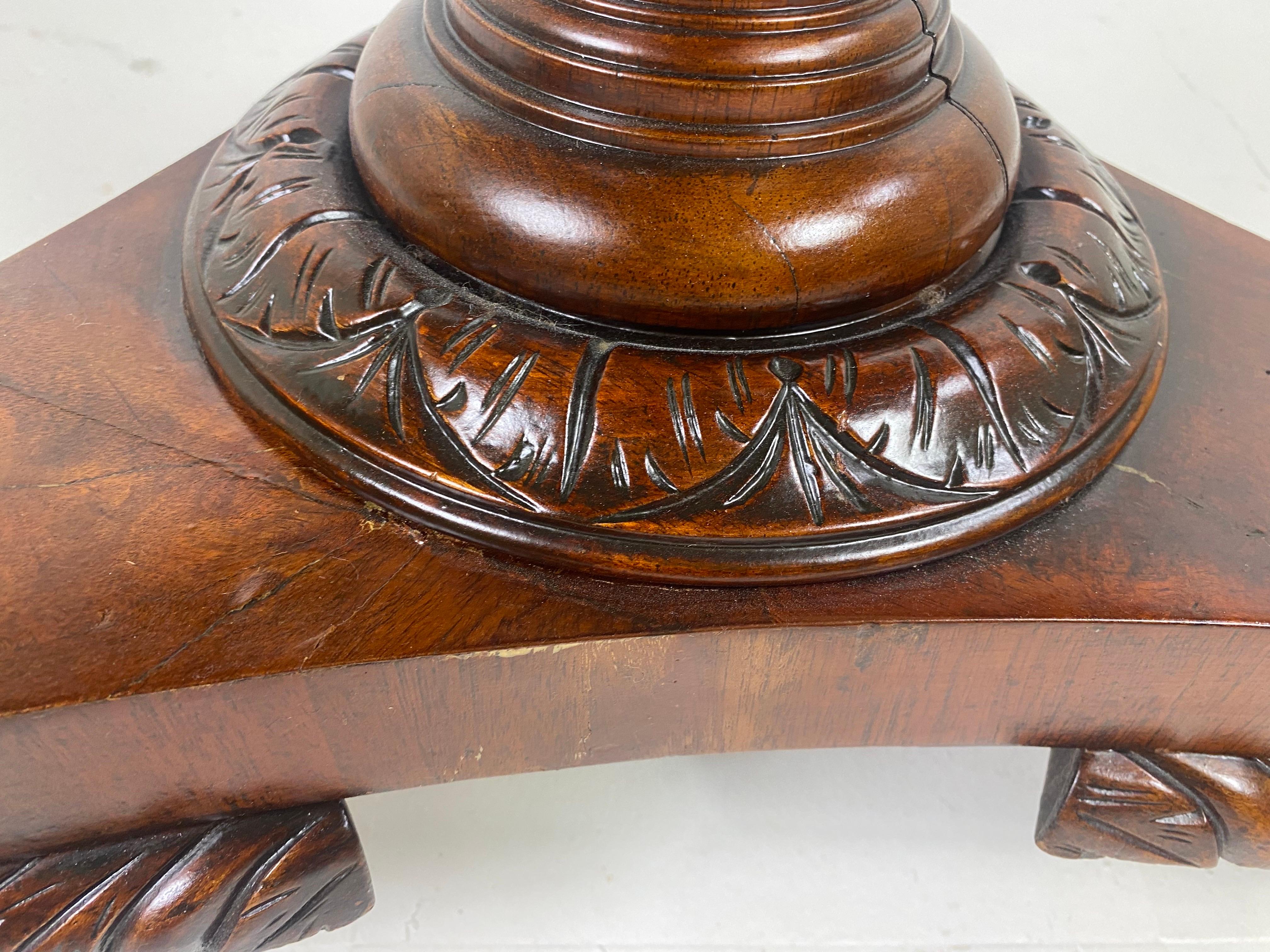 Classique américain Table à plateau basculant en acajou sculpté à la main du milieu du 19e siècle en vente