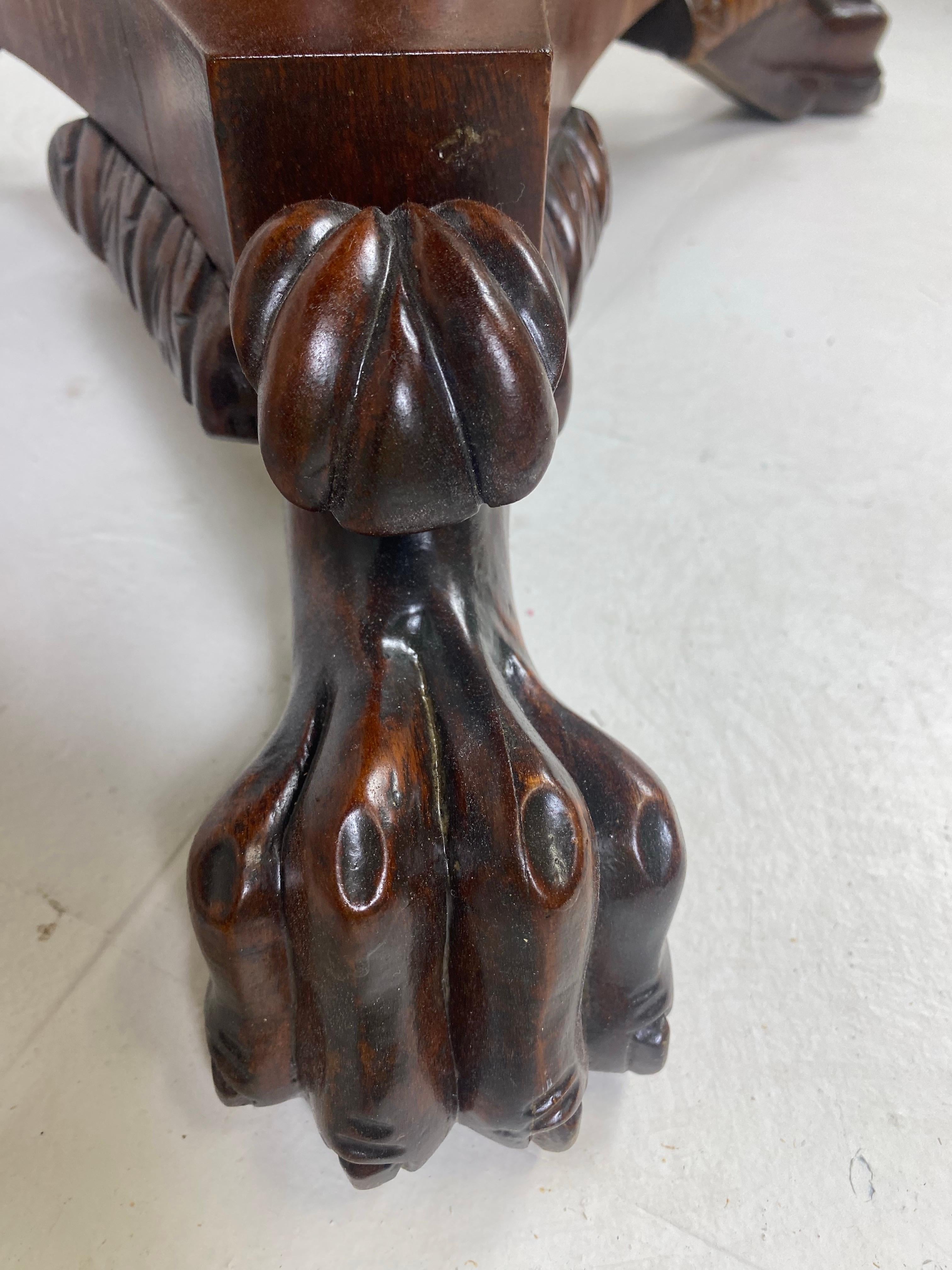 Américain Table à plateau basculant en acajou sculpté à la main du milieu du 19e siècle en vente