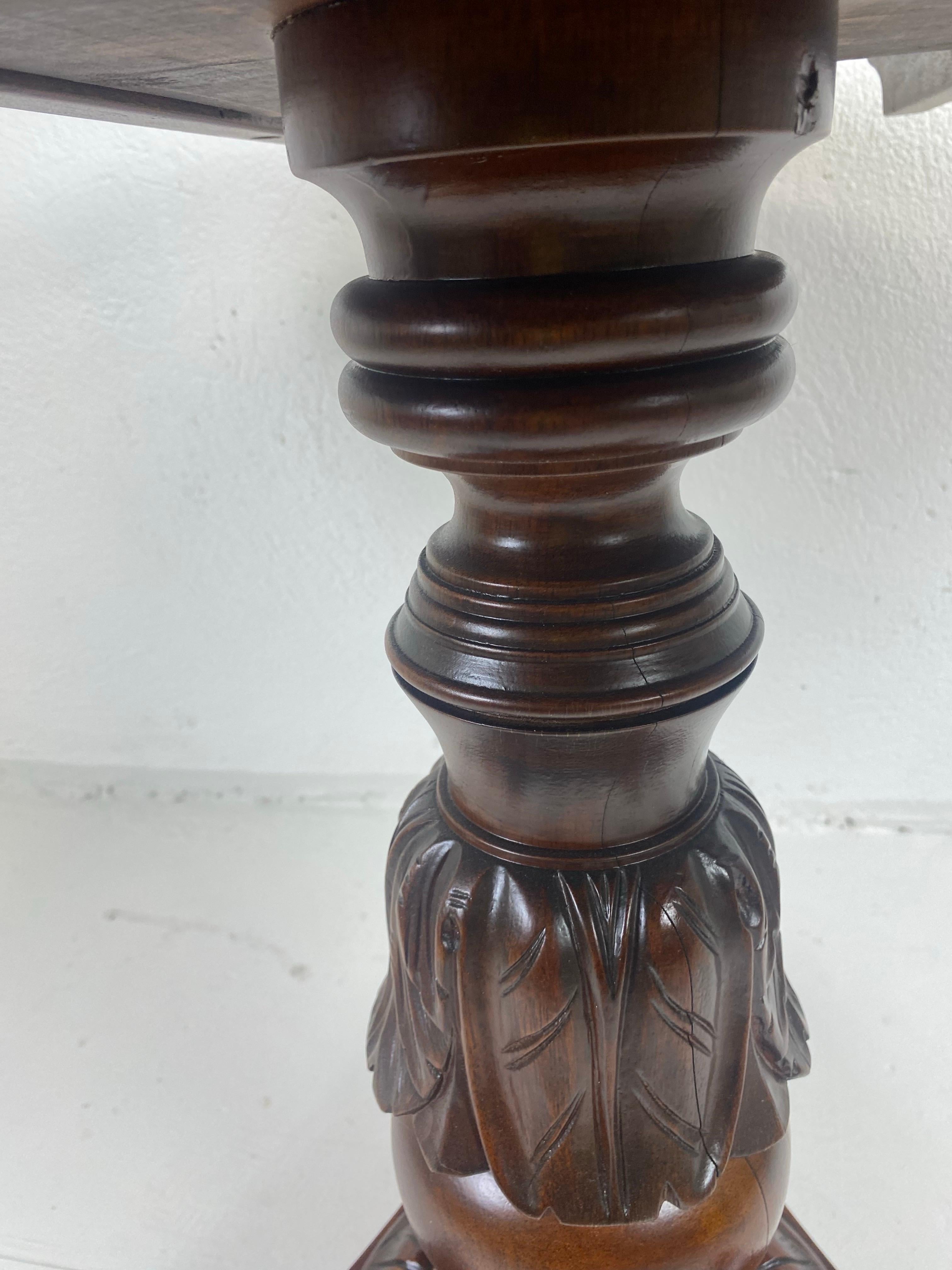 XIXe siècle Table à plateau basculant en acajou sculpté à la main du milieu du 19e siècle en vente