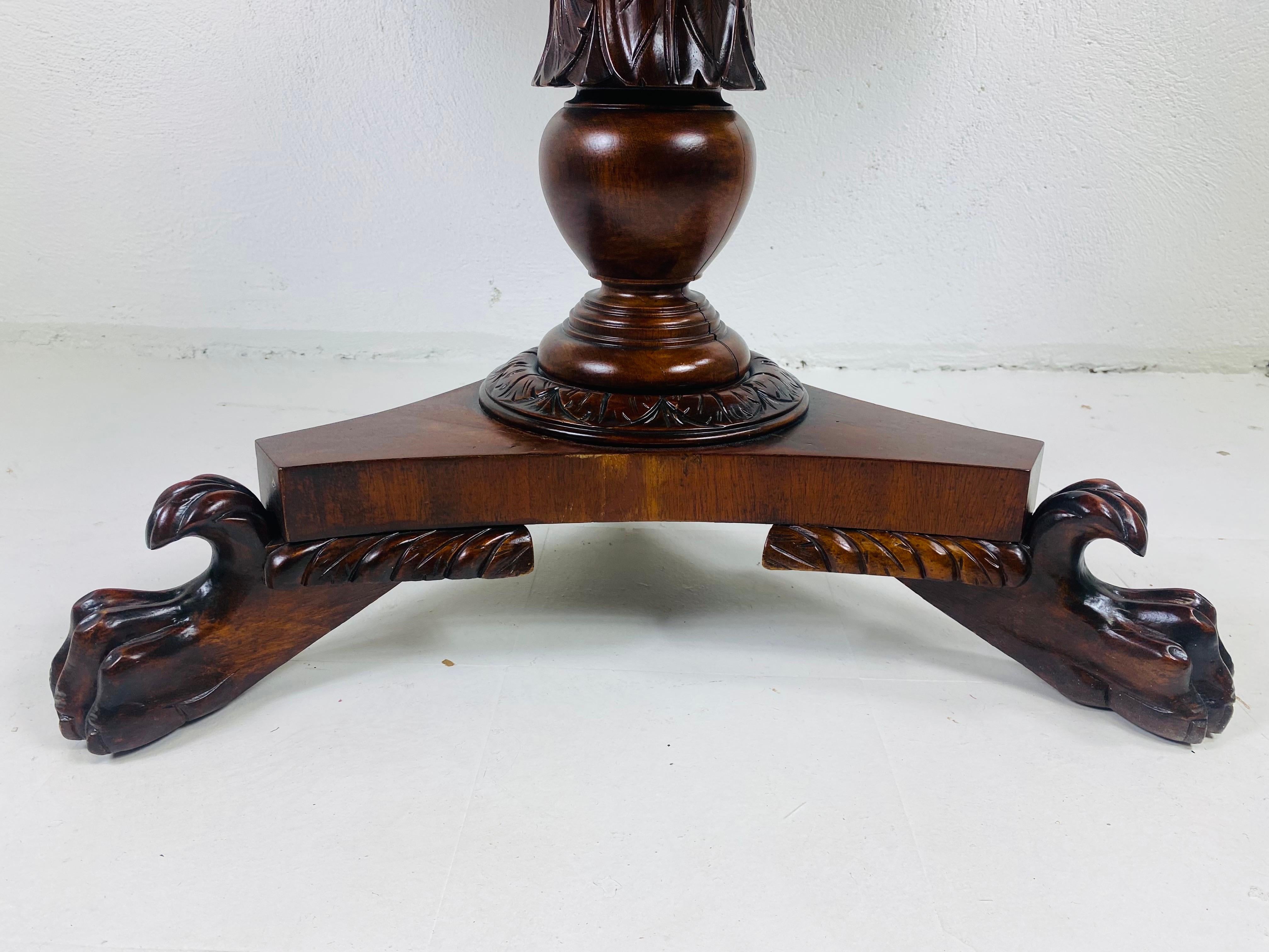 Acajou Table à plateau basculant en acajou sculpté à la main du milieu du 19e siècle en vente