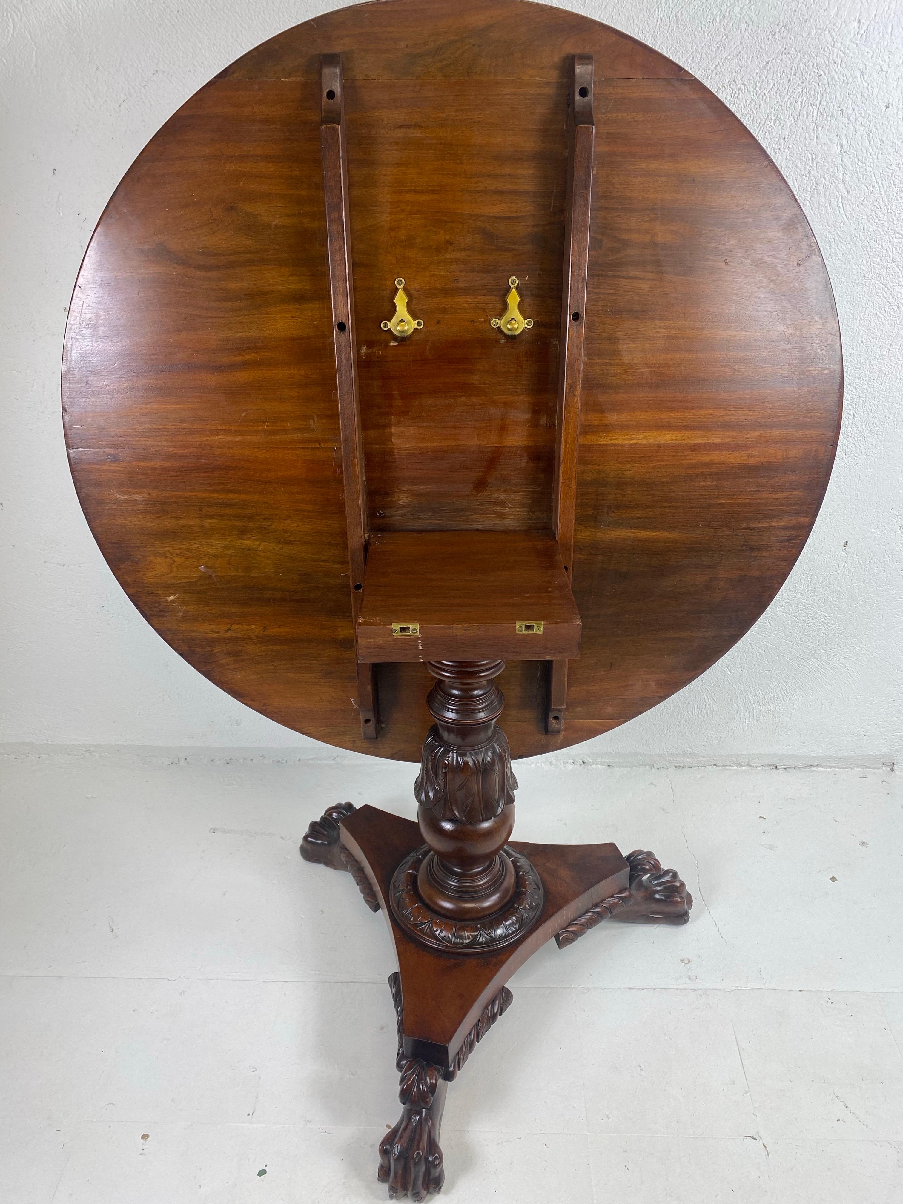 Table à plateau basculant en acajou sculpté à la main du milieu du 19e siècle en vente 1