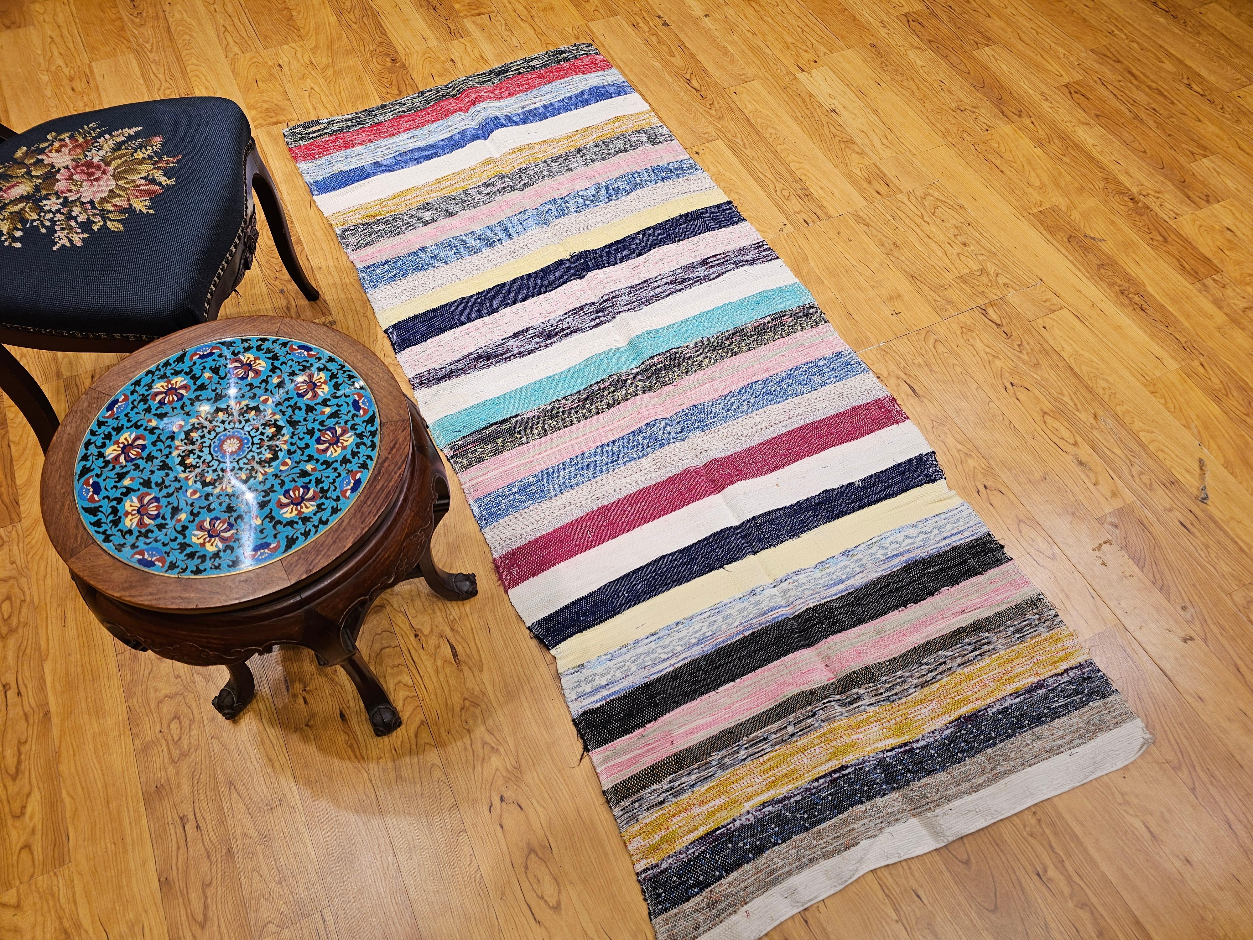 Mid 1900s American Rag Rug with Scandinavian Kilim-Inspired Pattern and Colors in vendita 4