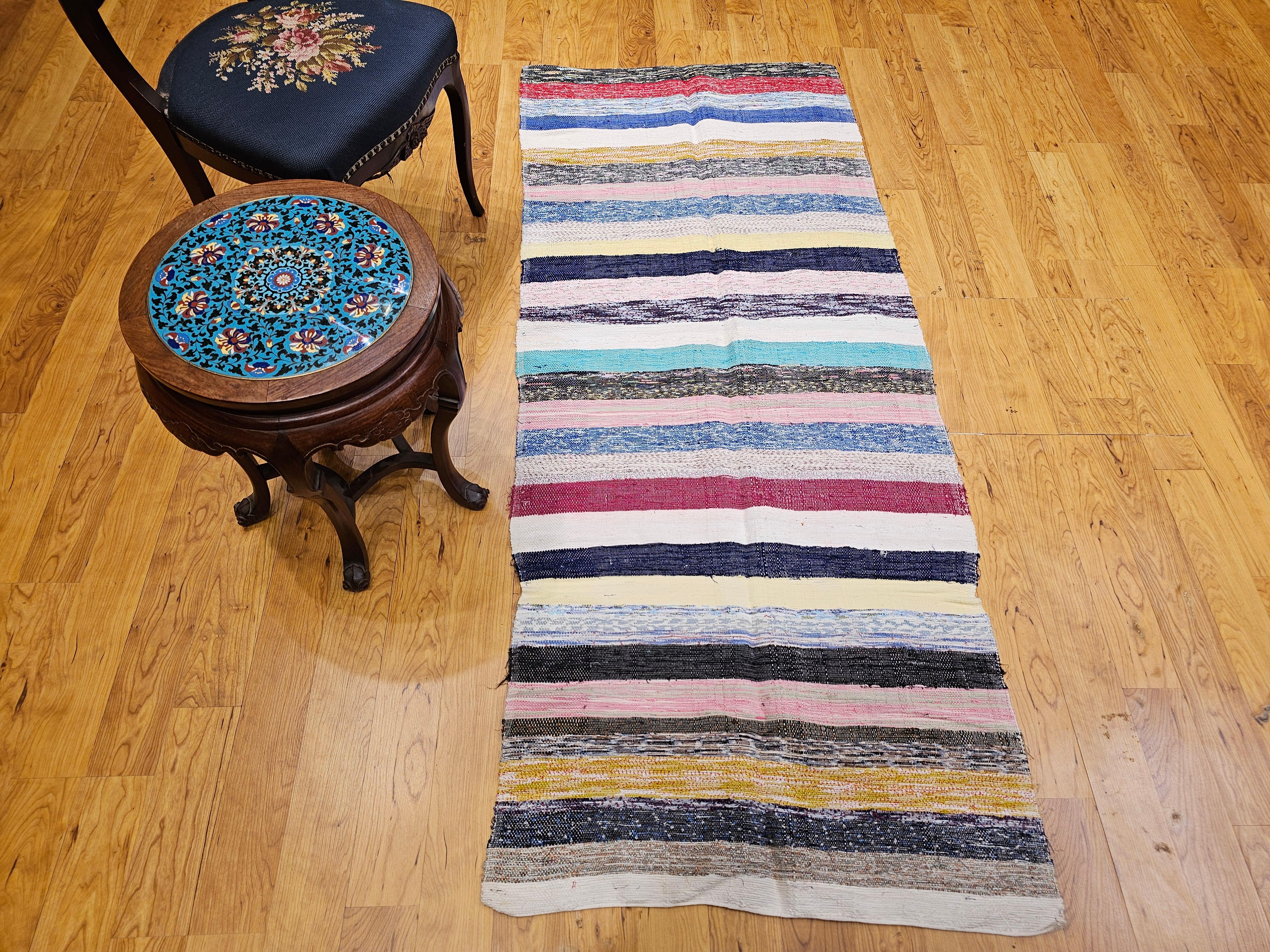 Mid 1900s American Rag Rug with Scandinavian Kilim-Inspired Pattern and Colors in vendita 5