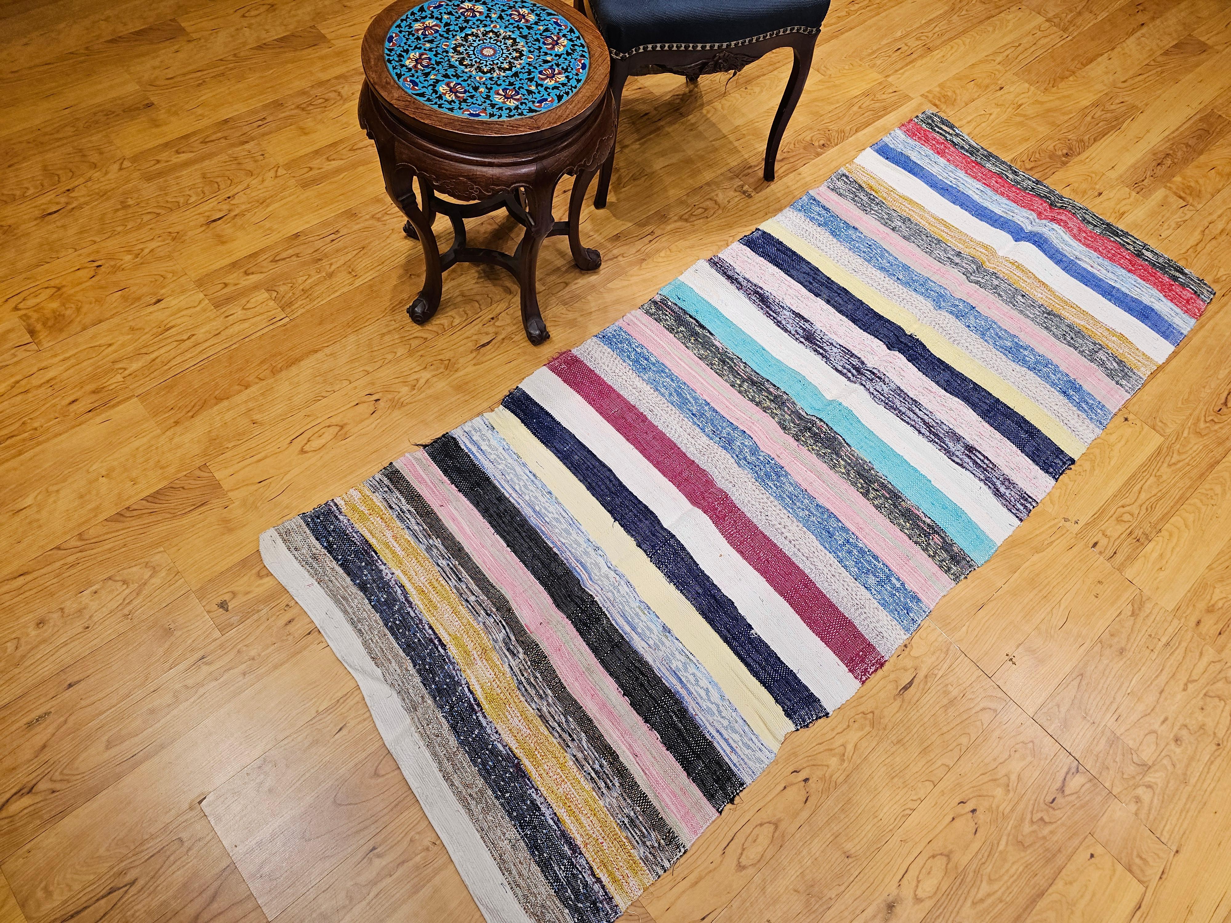 Mid 1900s American Rag Rug with Scandinavian Kilim-Inspired Pattern and Colors in vendita 6