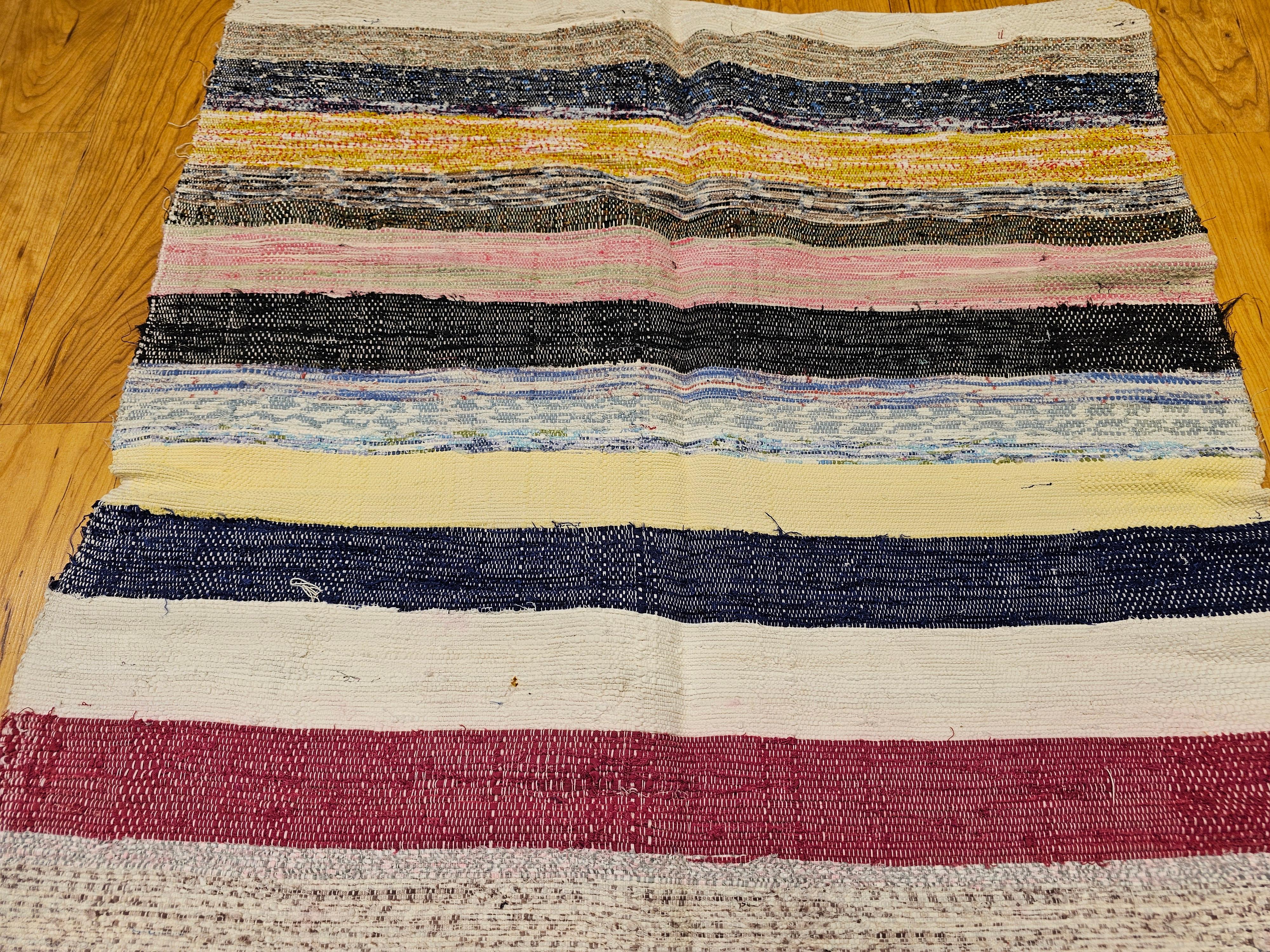 Mid 1900s American Rag Rug with Scandinavian Kilim-Inspired Pattern and Colors In condizioni buone in vendita a Barrington, IL