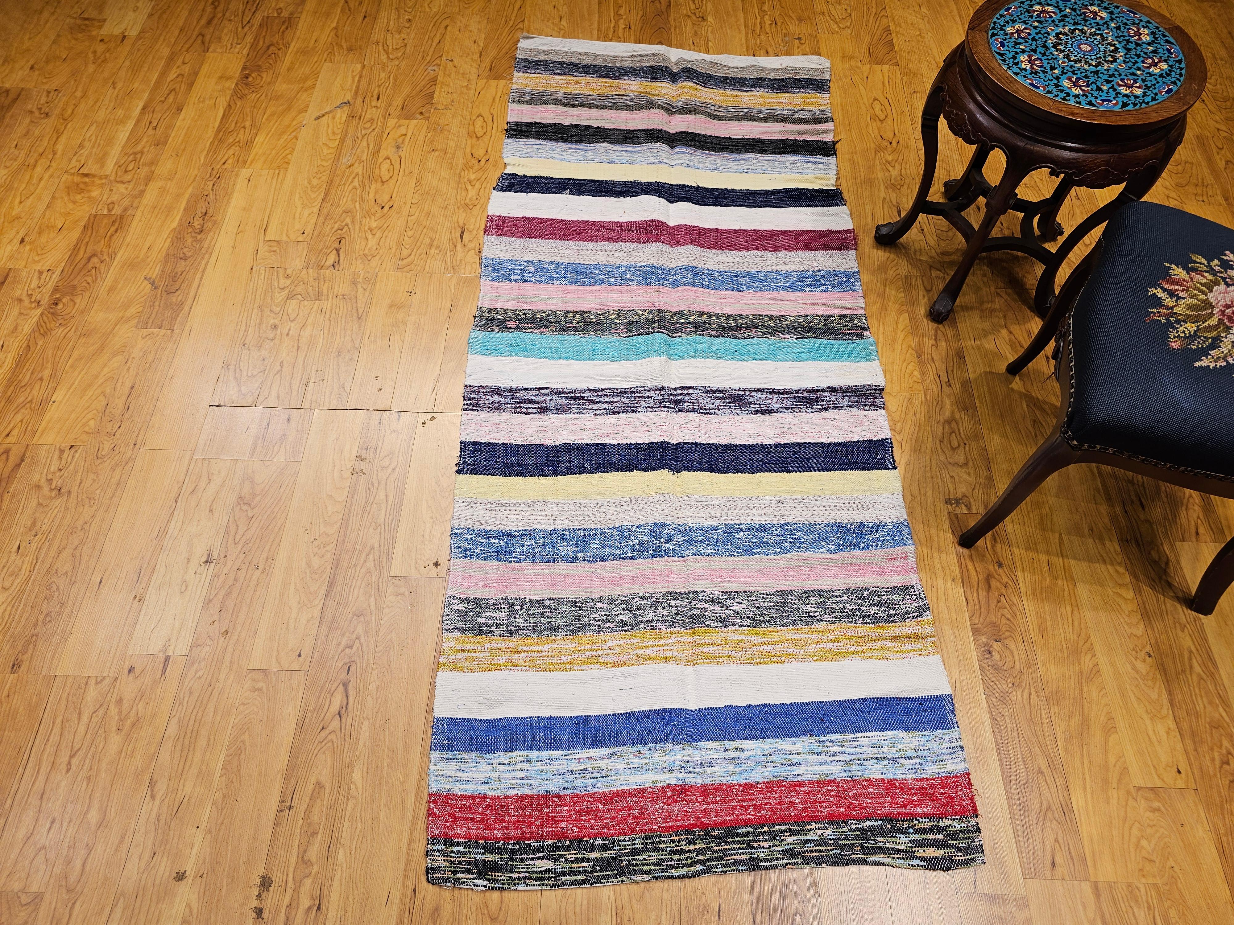 Mid 1900s American Rag Rug with Scandinavian Kilim-Inspired Pattern and Colors in vendita 1