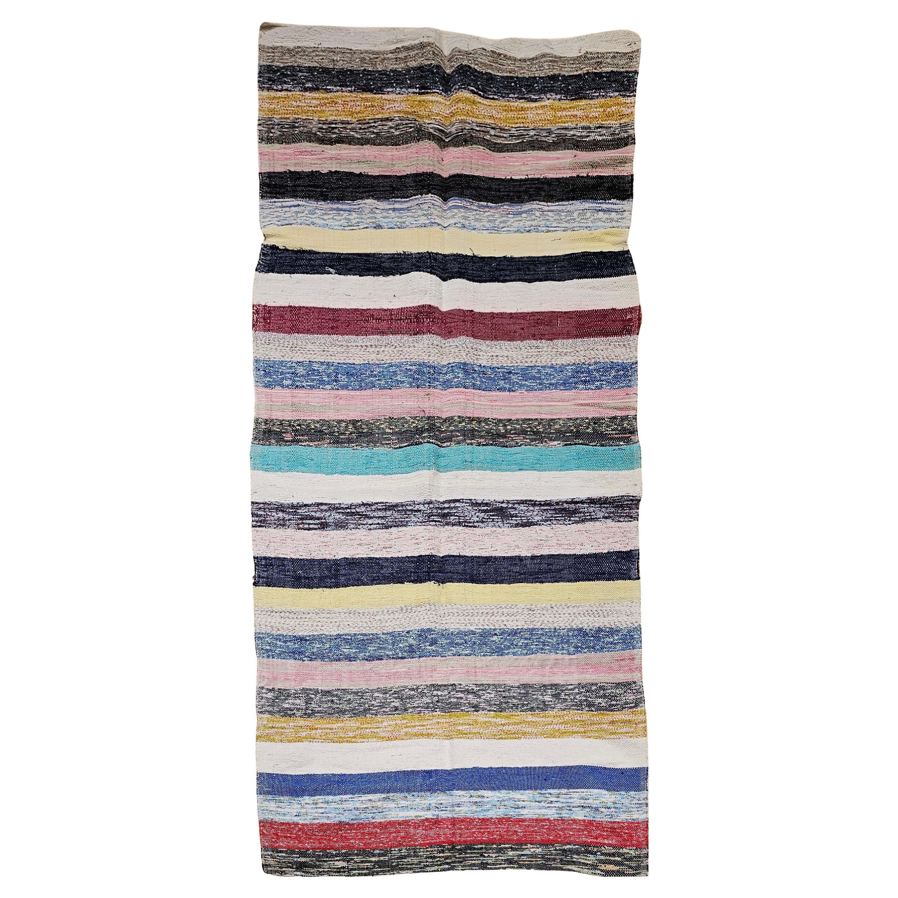 Mid 1900s American Rag Rug with Scandinavian Kilim-Inspired Pattern and Colors in vendita