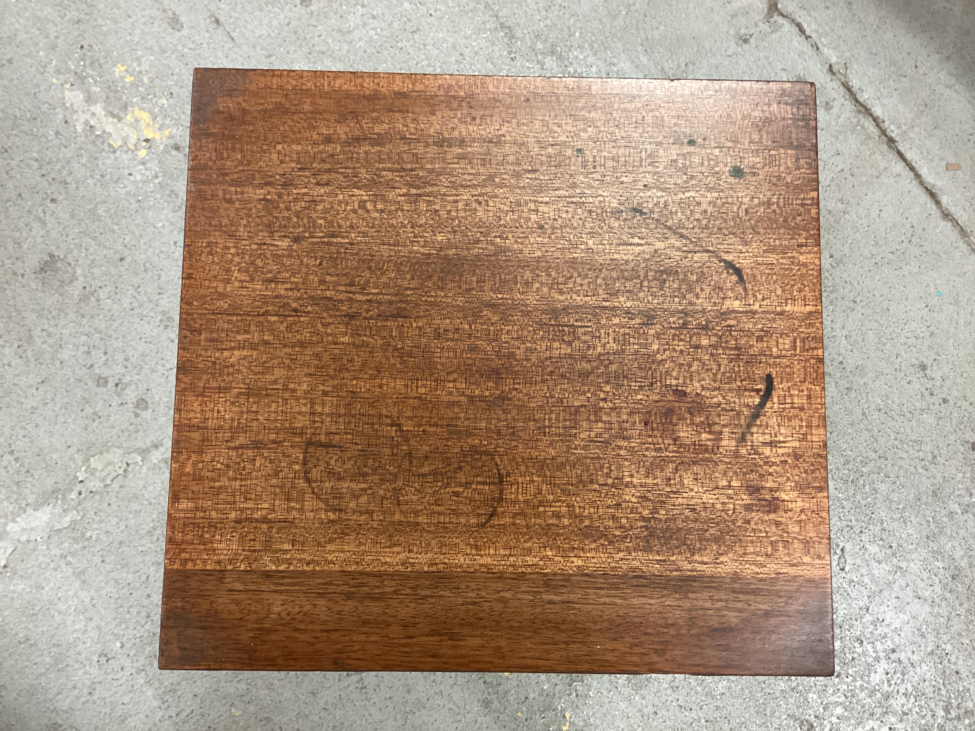 Mahagoni-Furnier auf Holz und Stahl, ein elementarer Tisch von Will Stone aus der Mitte der 1980er Jahre. Bekannt für seine Stahl- und Glassockeltische mit verschnörkelten Beinen, ist dieser Entwurf mit Holzplatte seltener zu sehen. Ziemlich schwer