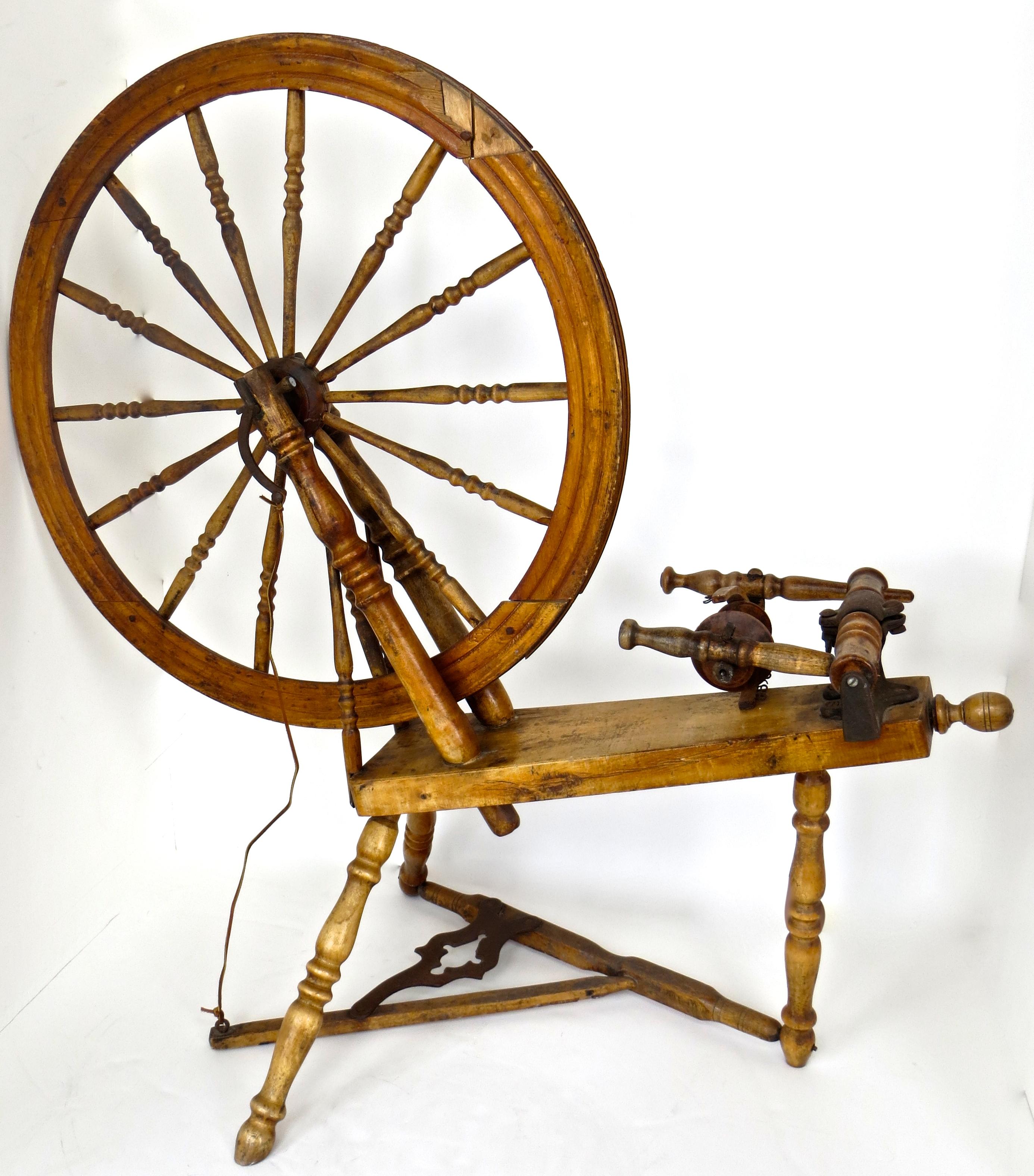 Roue à filer américaine entièrement originale, vers 1860, probablement de la Nouvelle-Angleterre ; avec volant et bobine d'origine. Le volant (roue d'entraînement) est constitué de 14 broches tournées d'origine ; la pédale et les 