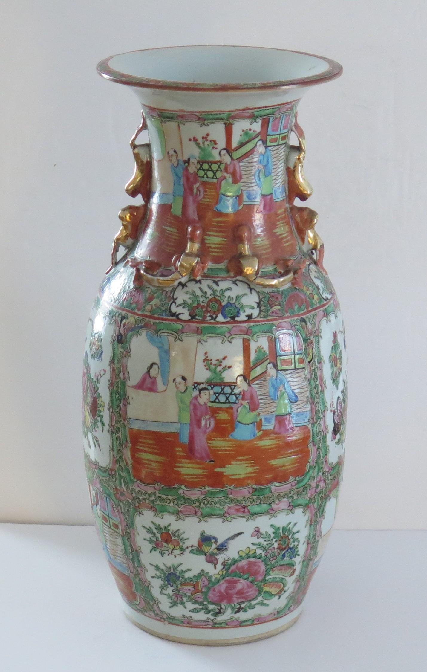 Dies ist eine sehr gute Qualität, sehr dekorative chinesische Export, Imperial Kanton, Porzellan, Rose Medaillon, große Vase, die wir auf die Mitte des 19. Jahrhunderts, Qing-Dynastie, ca. 1850.

Die Vase hat eine Balusterform mit ausgestelltem Rand