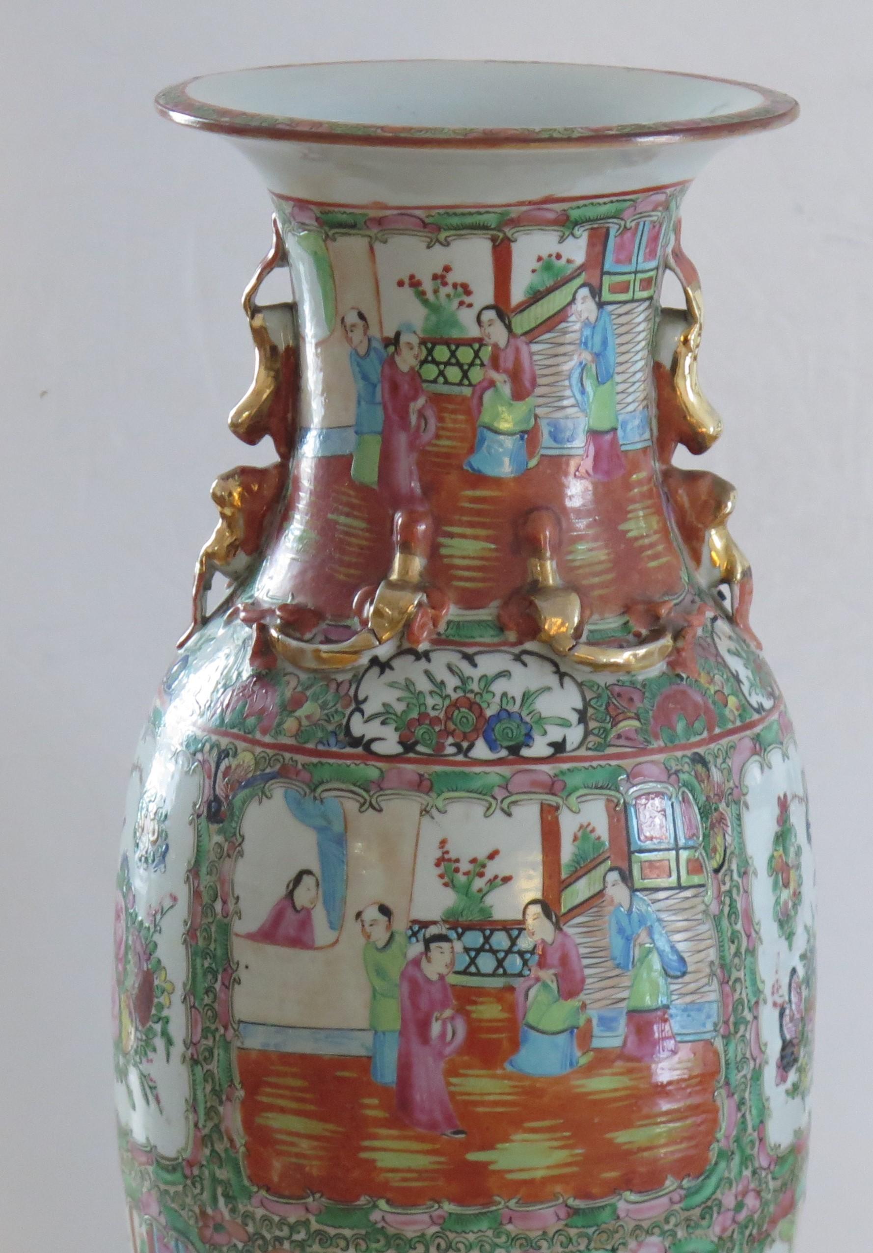 Große chinesische Export-Vase mit Rosenmedaillon aus Porzellan, Qing, um 1850 (Chinesischer Export) im Angebot
