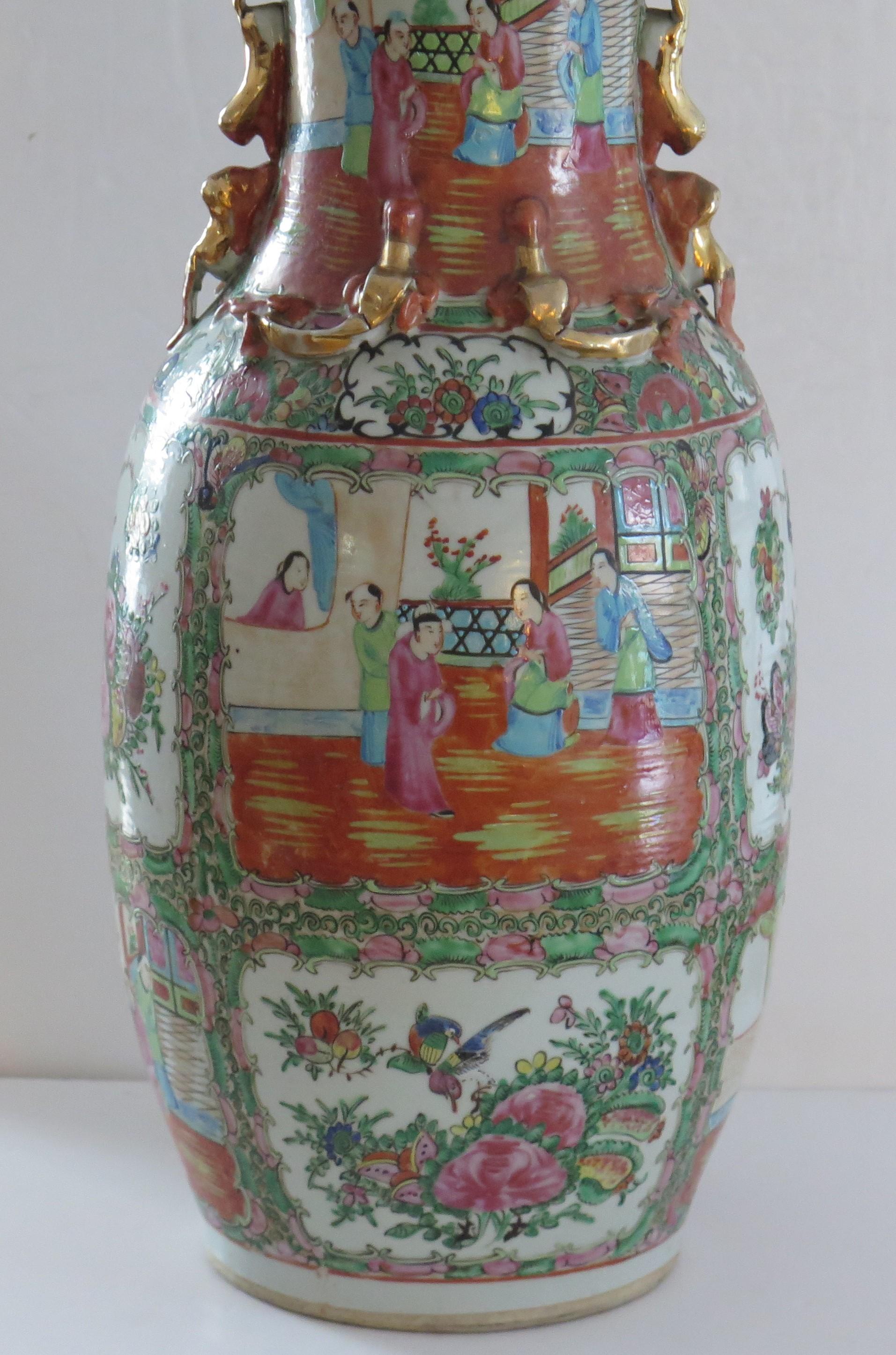 Cinese Vaso da esportazione cinese della metà del XIX secolo, grande 42 cm, in porcellana con medaglione a rosa, Qing, 1850 ca. in vendita