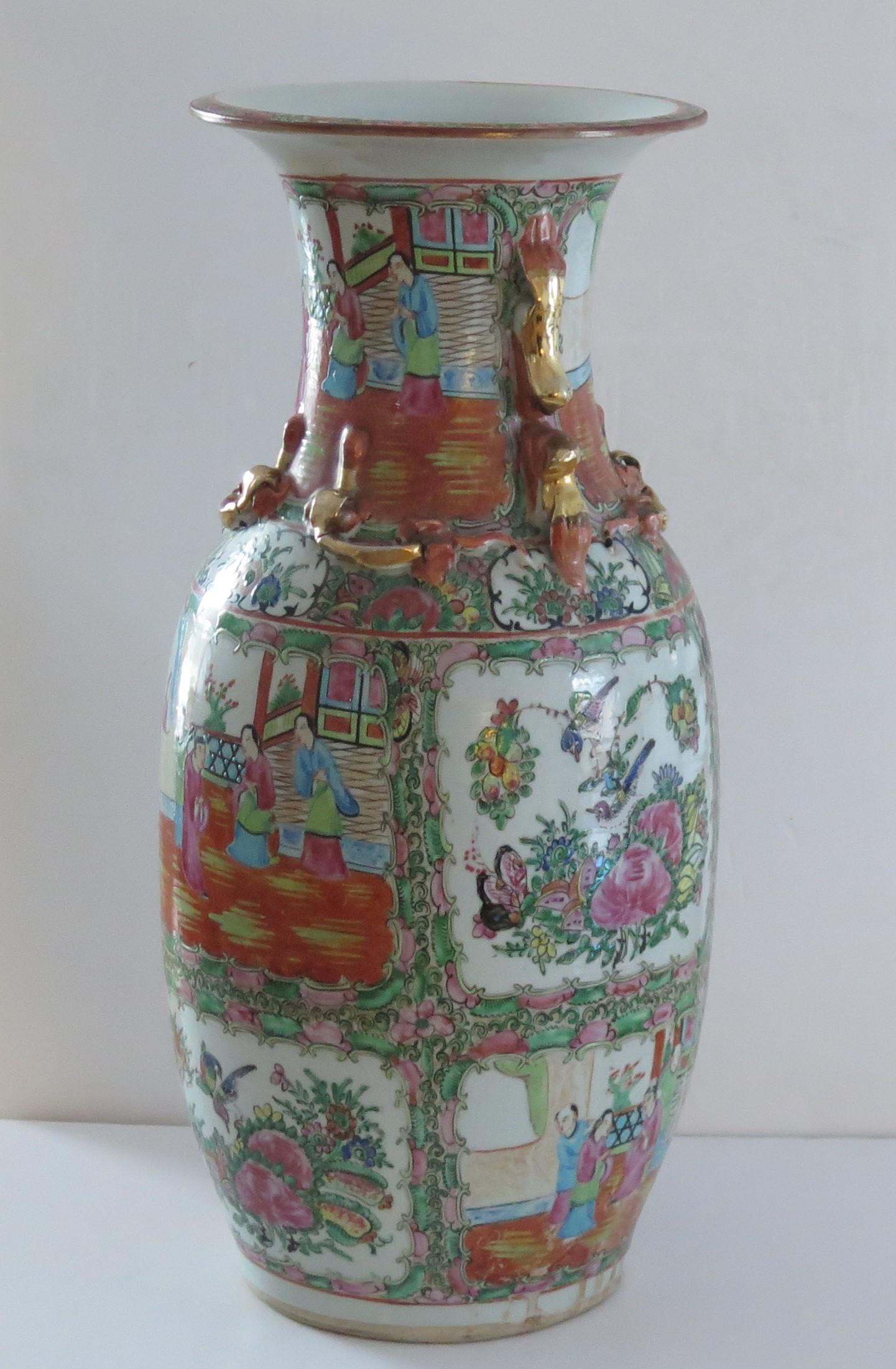 Große chinesische Export-Vase mit Rosenmedaillon aus Porzellan, Qing, um 1850 (Handbemalt) im Angebot